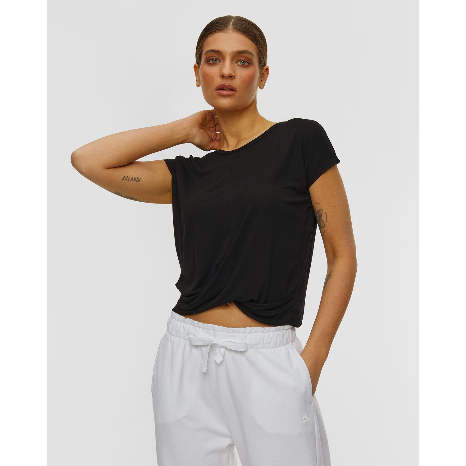 Czarny Top Z Węzłem Z Wiskozy Deha