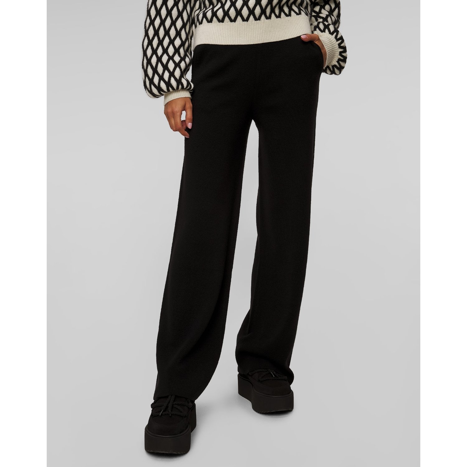 Czarne Spodnie Wełniane Damskie Perfect Moment Chalet