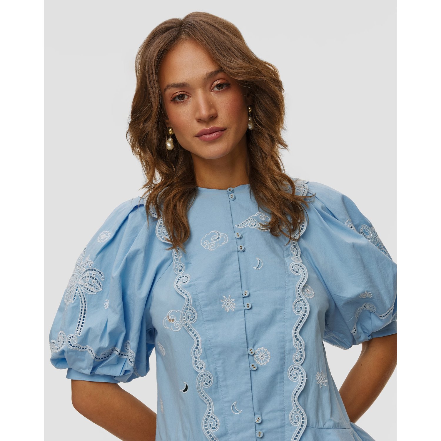 Błękitna Sukienka Z Haftem Damska Alemais Maizy Mini