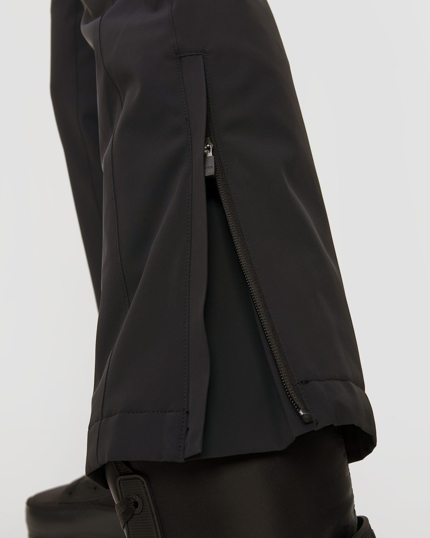 Spodnie narciarskie z wysokim stanem Descente Insulated Pants czarne