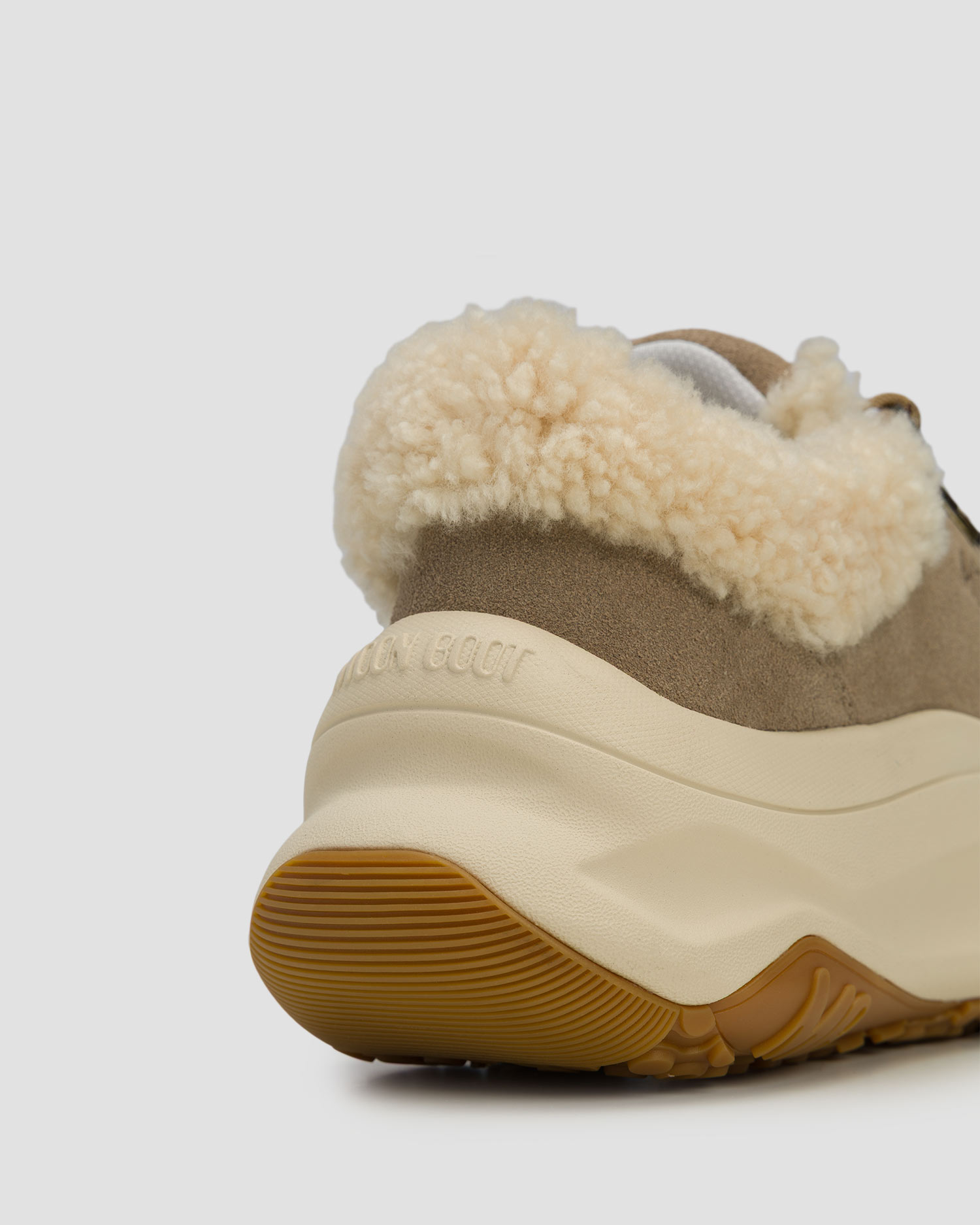 Beżowe snekersy zamszowe z futerkiem Moon Boot Moon247 City Shearling