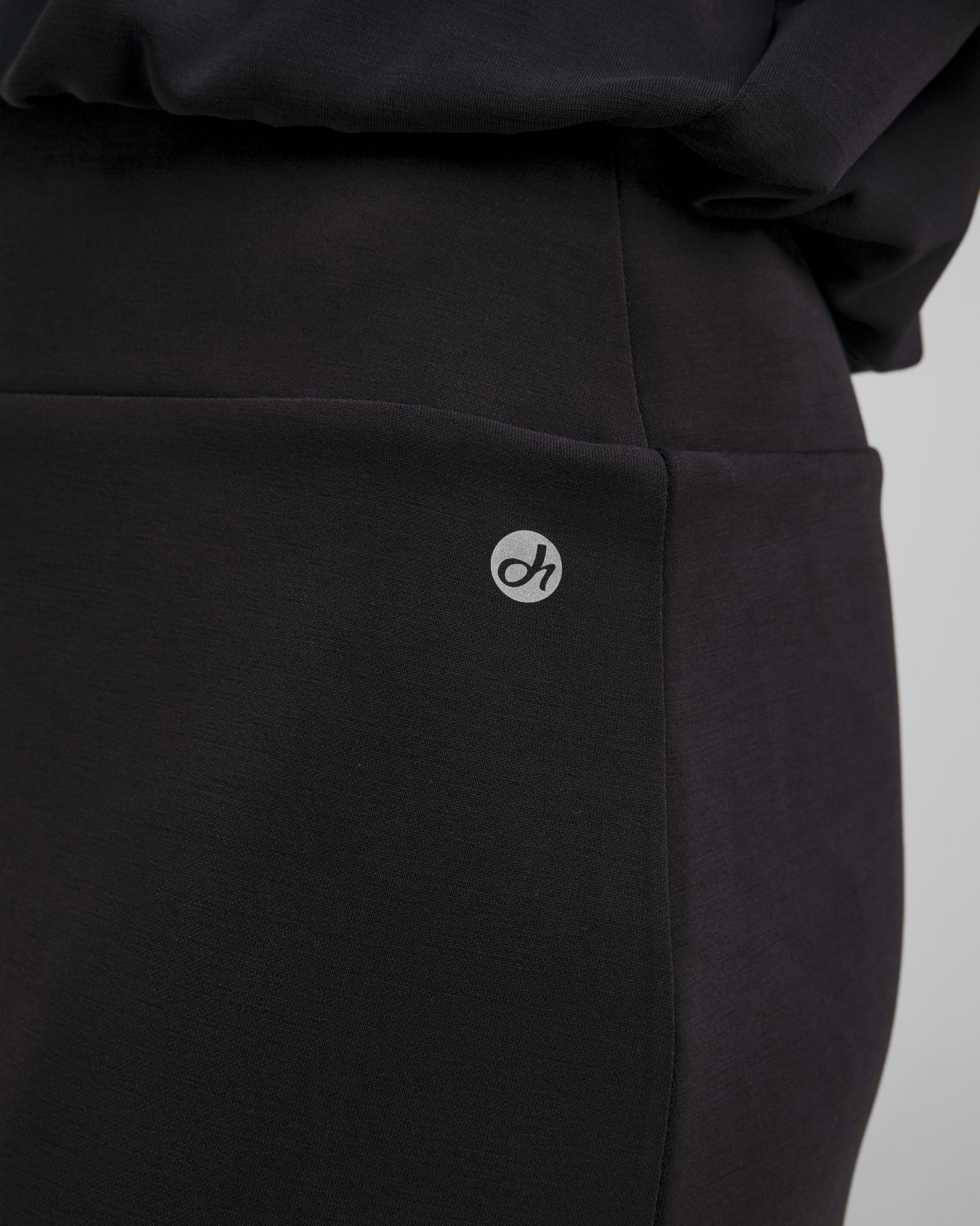 Čierna dlhá sukňa s modalom Deha