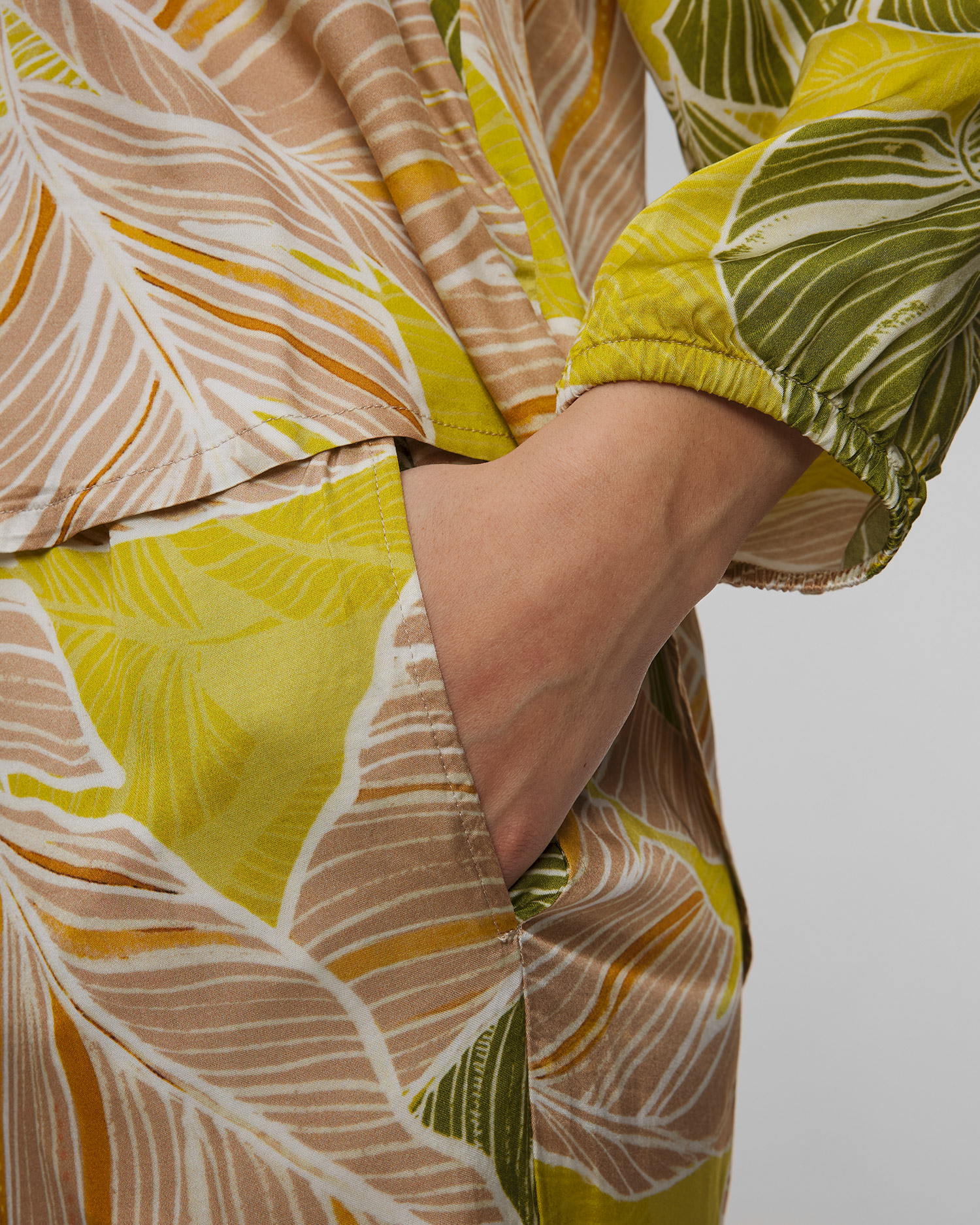Pantaloni crop in viscosa a foglie da donna Deha