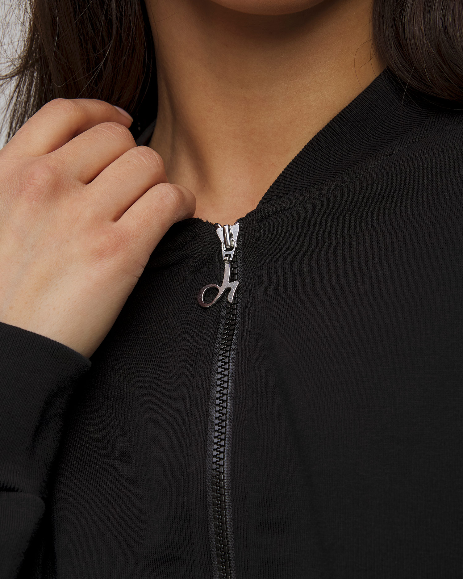 Felpa nera con cerniera da donna Deha