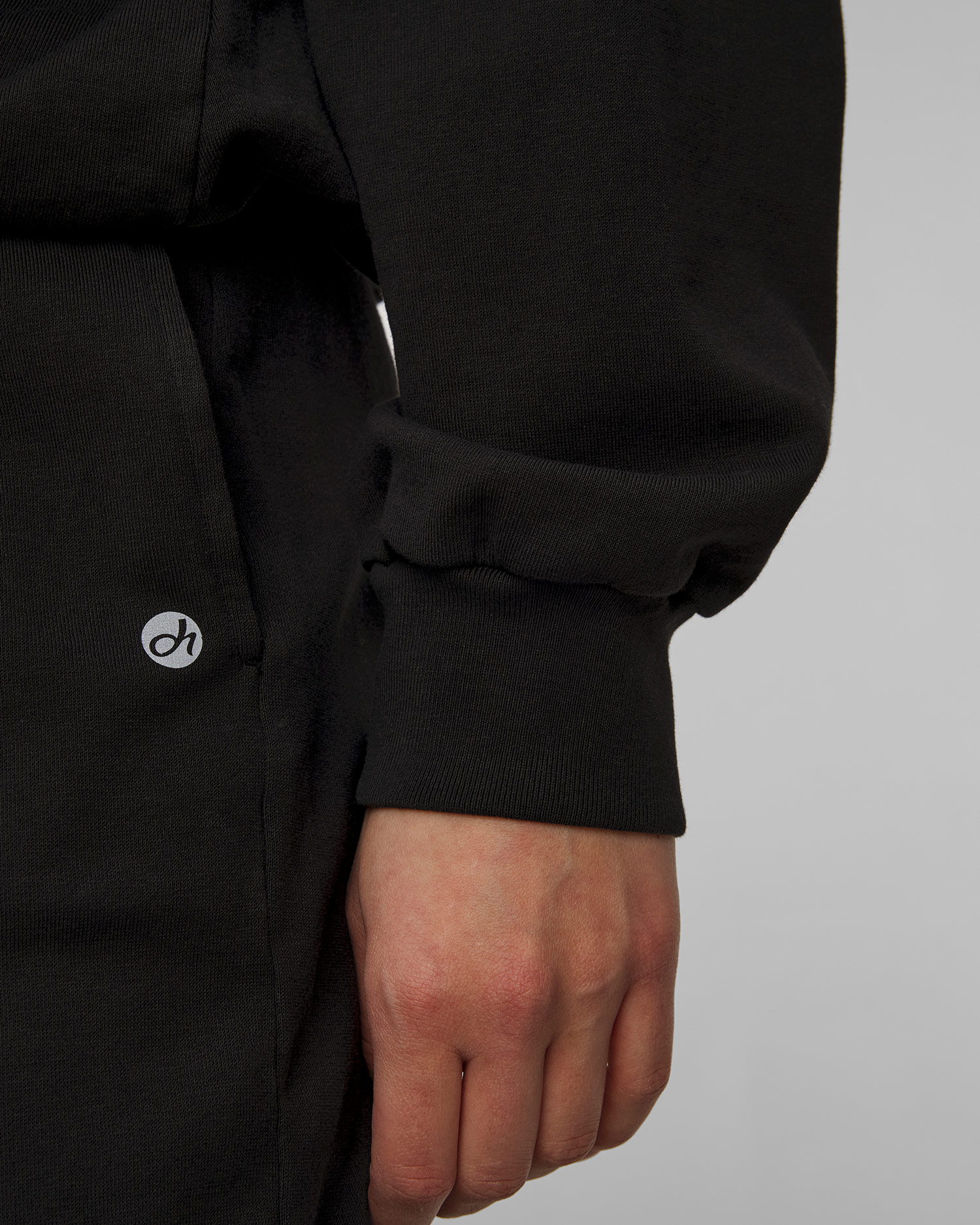 Felpa nera con cerniera da donna Deha