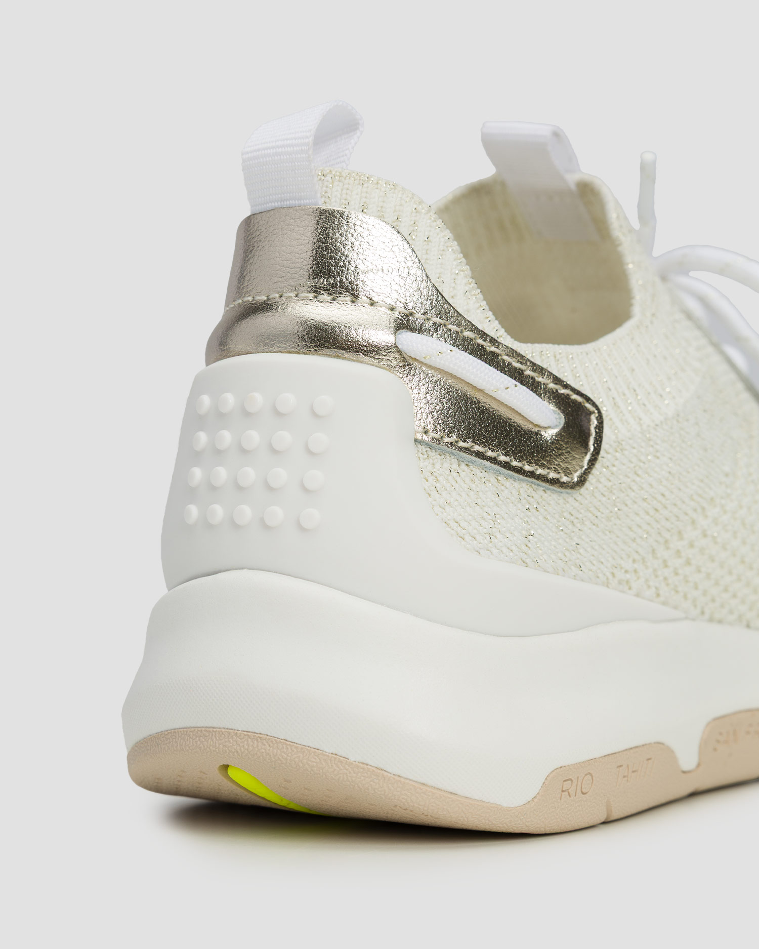 Beżowe buty damskie TBS Jellina