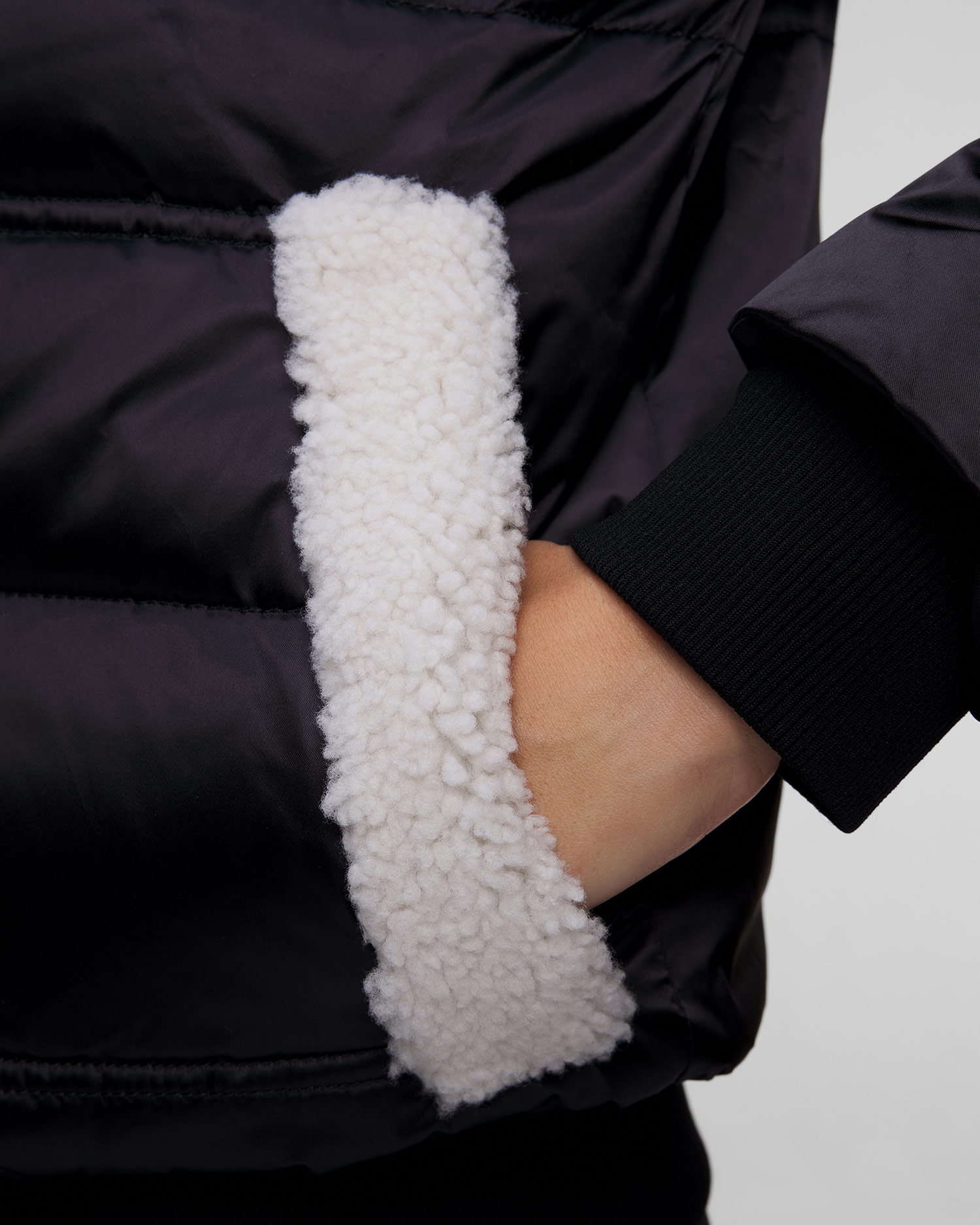 Czarna kurtka narciarska z futerkiem damska BOGNER Dia-Ld