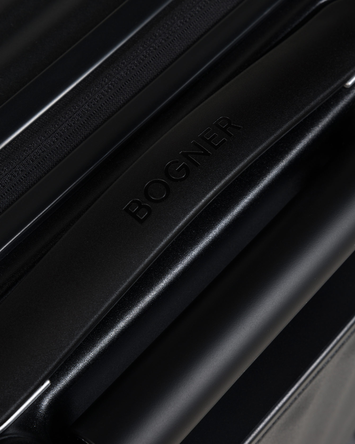 Čierny kufor na kolieskach BOGNER Piz Deluxe C55 Svz 4W