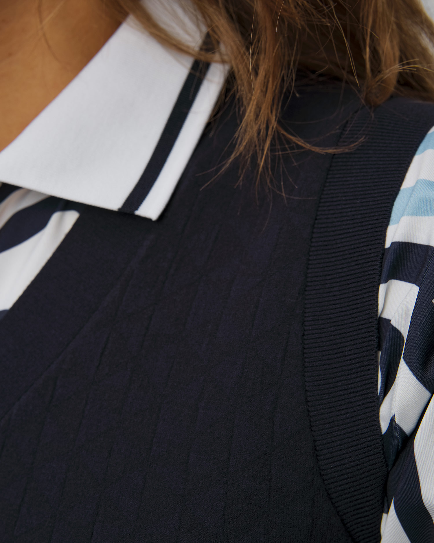 Tmavě modrý dámský svetr z viskózy BOGNER Peani