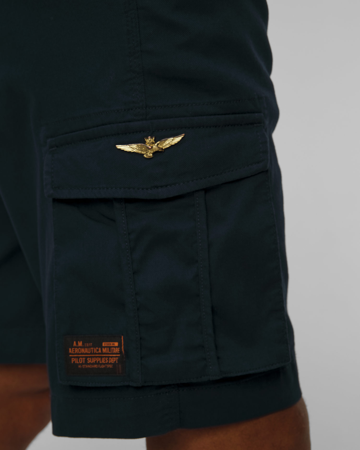Tmavě modré pánské kapsáčové kraťasy Aeronautica Militare