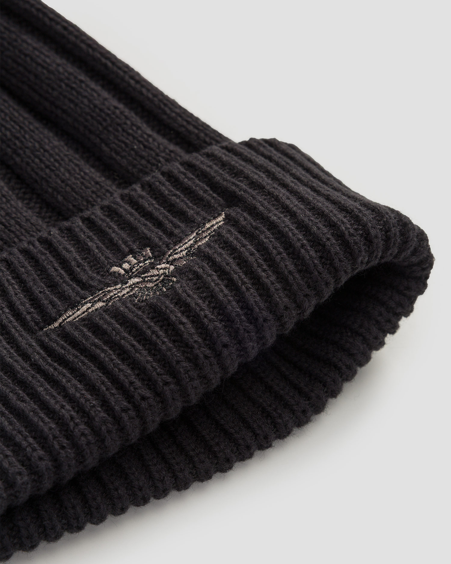 Zimní čepice s vyšívaným logem Aeronautica Militare v Černé Barvě