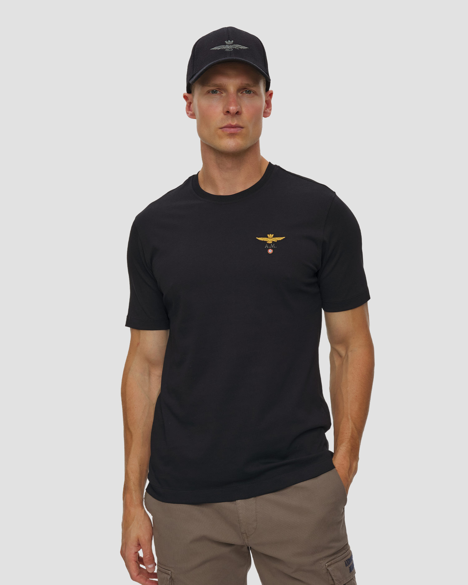 T-shirt avec emblème noir pour hommes Aeronautica Militare