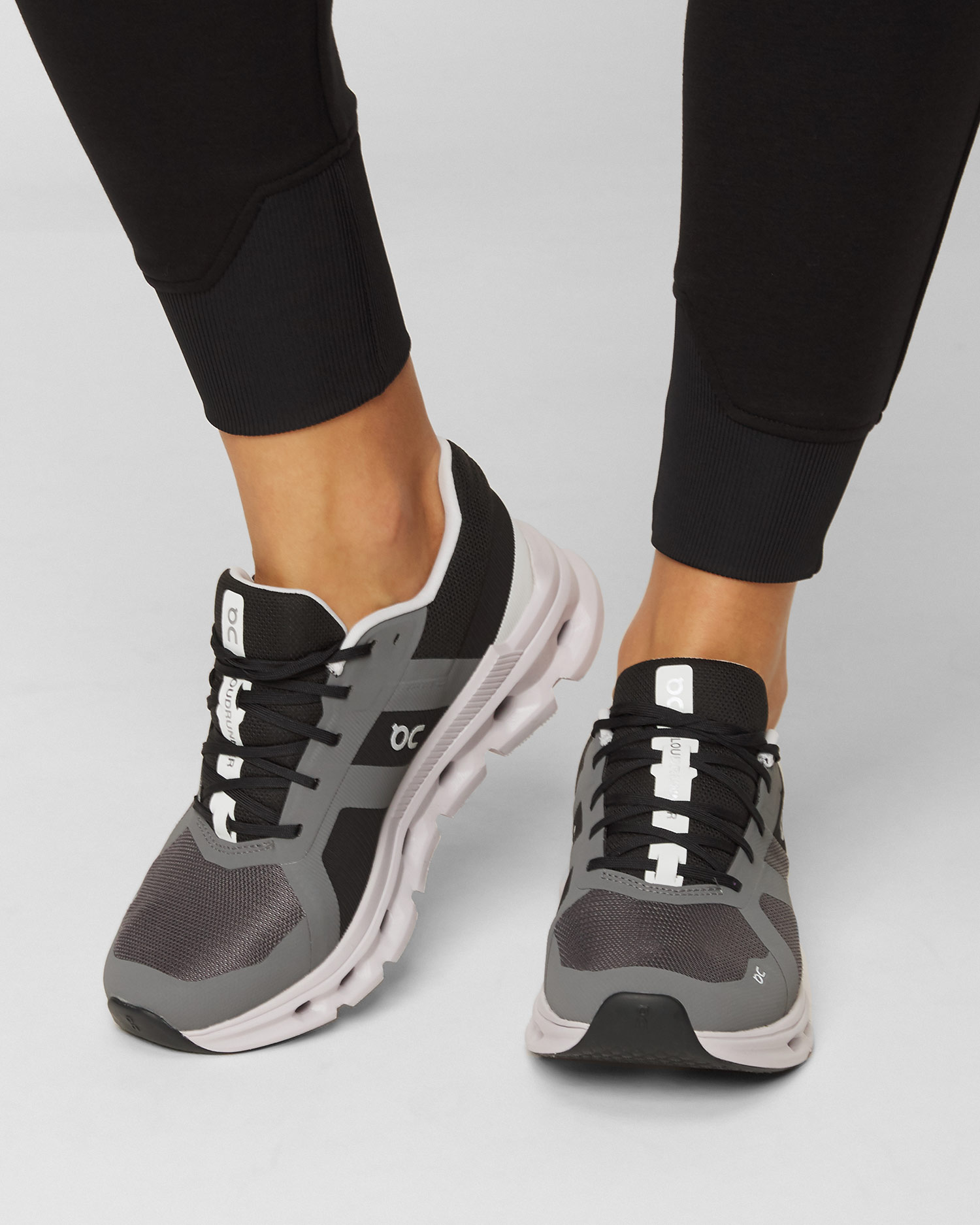 On CLOUDRUNNER Damenschuhe