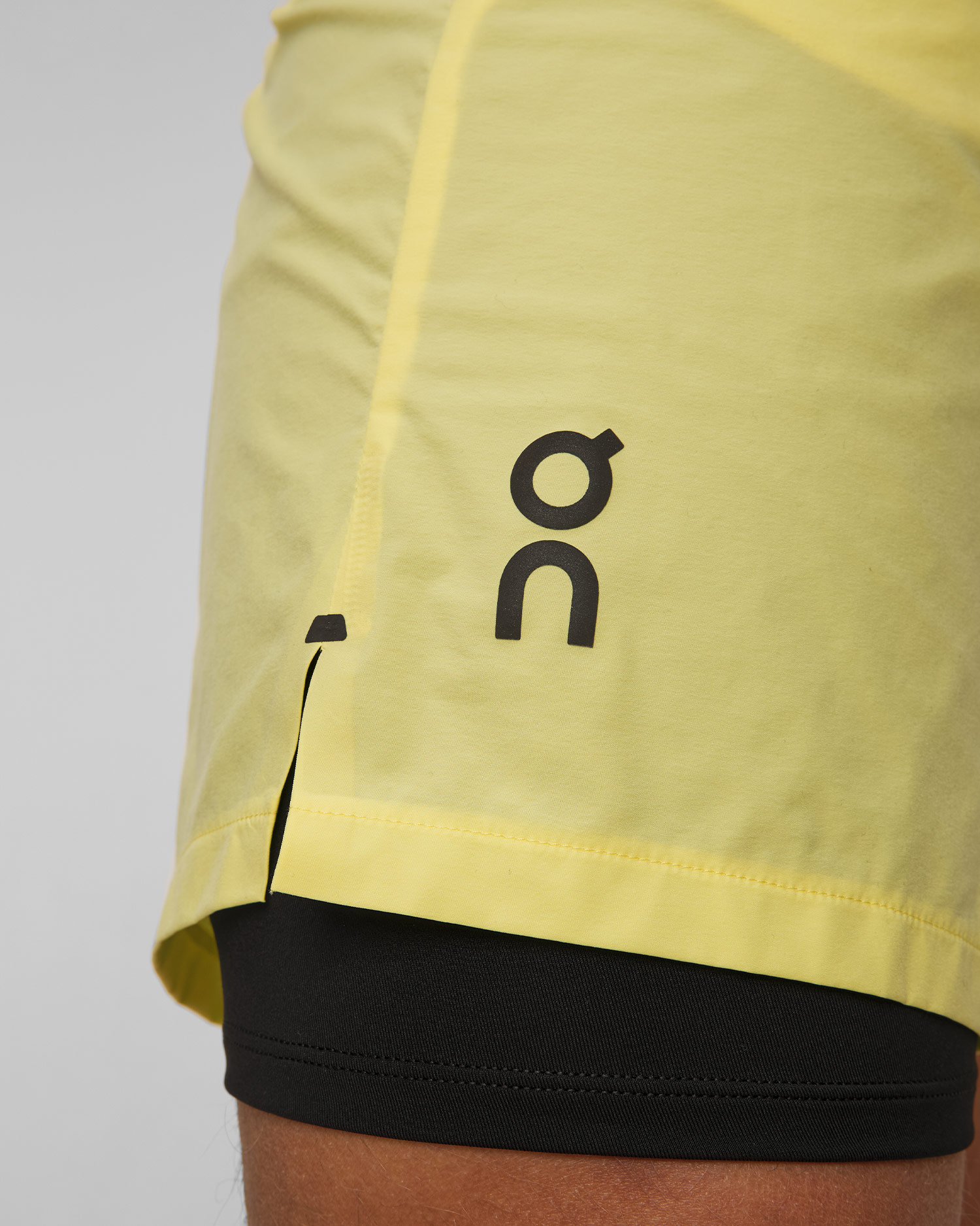 Pánske bežecké krátke nohavice 2v1 On Performance Hybrid Short