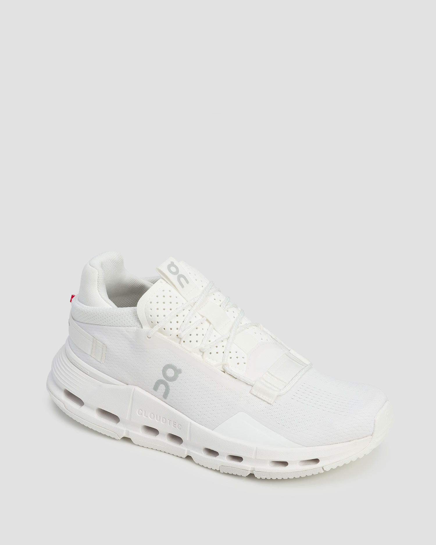 Białe sneakersy damskie On Running Cloudnova 2