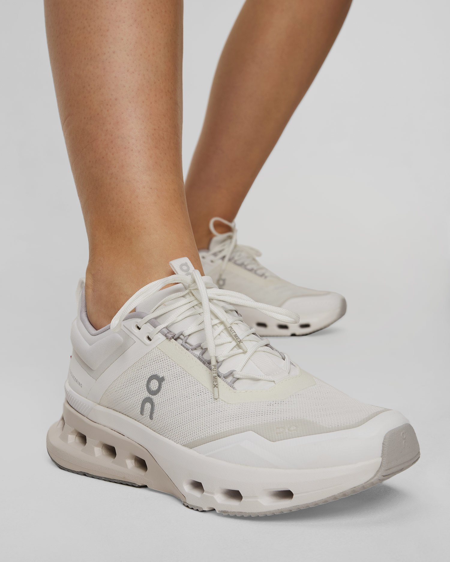 Chaussures d'entraînement pour femmes On Running Cloudnova X