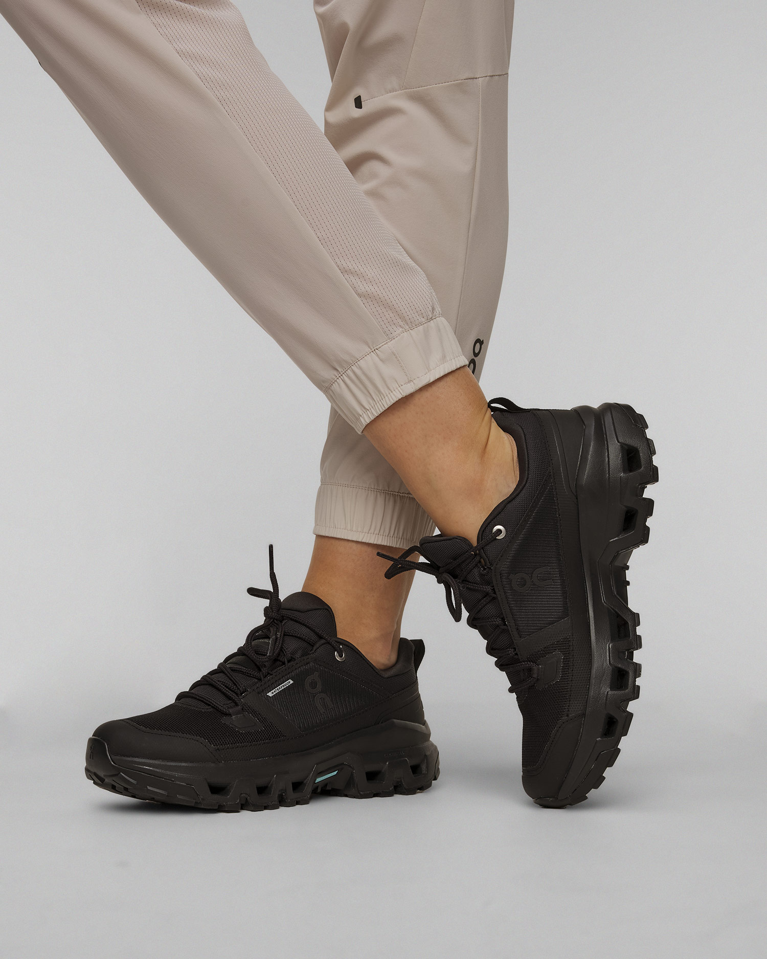 Pantofi joși de trekking impermeabili pentru femei On Cloudrock Low Waterproof