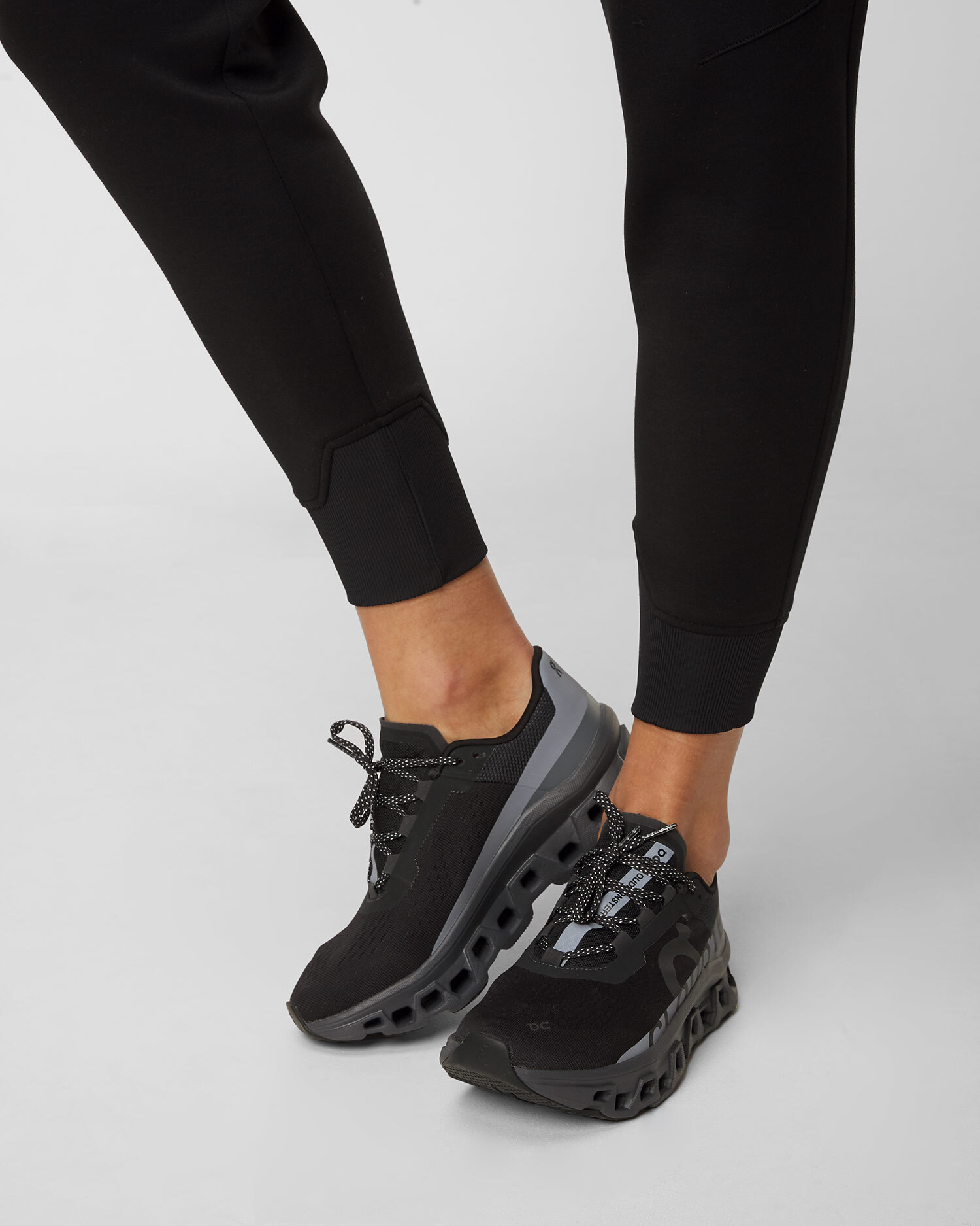 Pantofi de alergare pentru femei On Cloudmonster Lumos negri