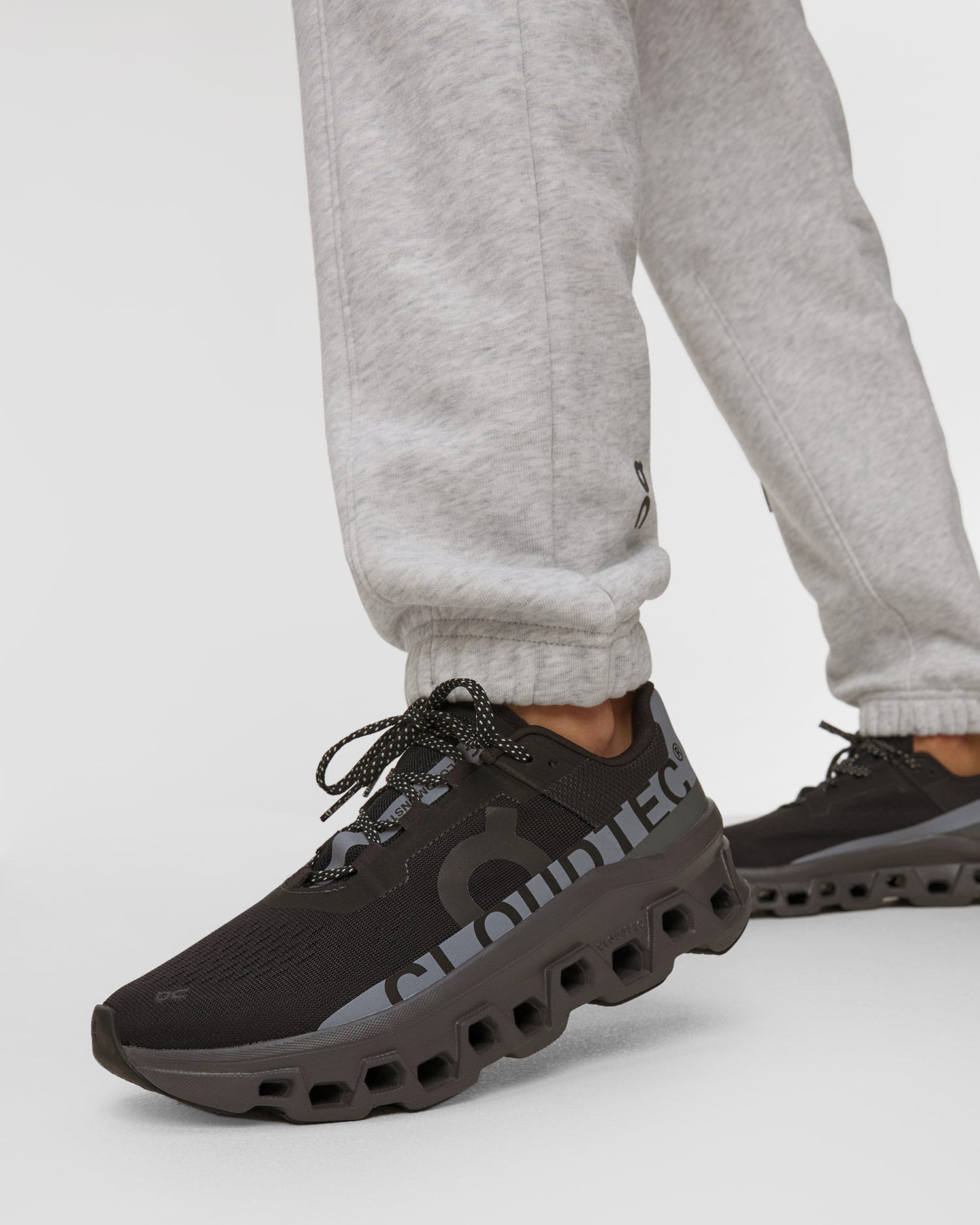 Pantofi de alergare pentru femei On Cloudmonster Lumos negri