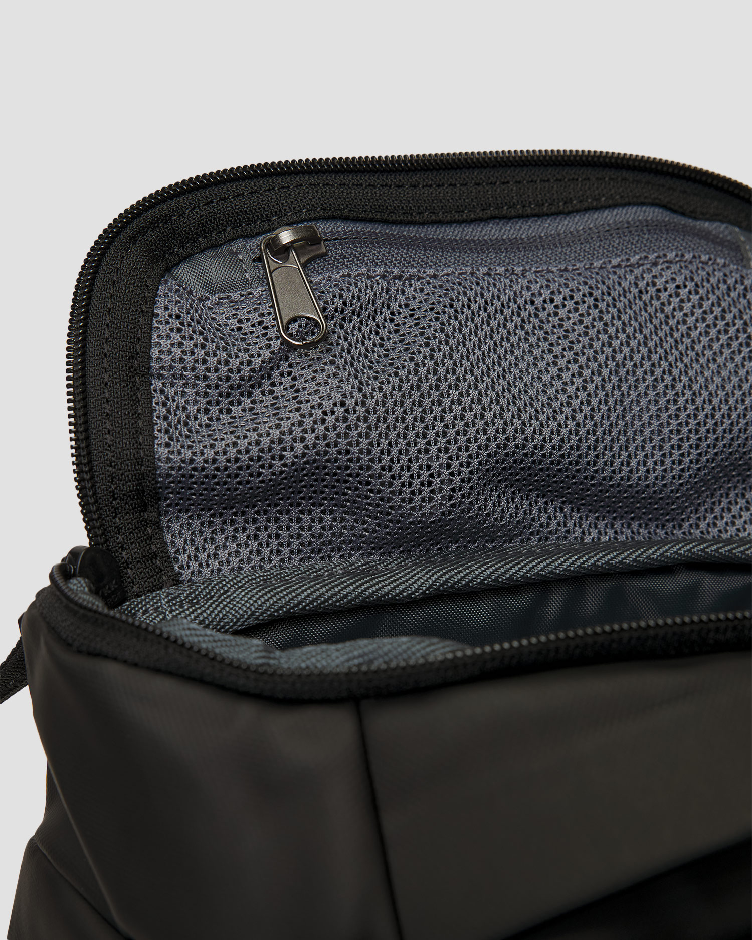 Batoh Db Hugger Backpack 20L