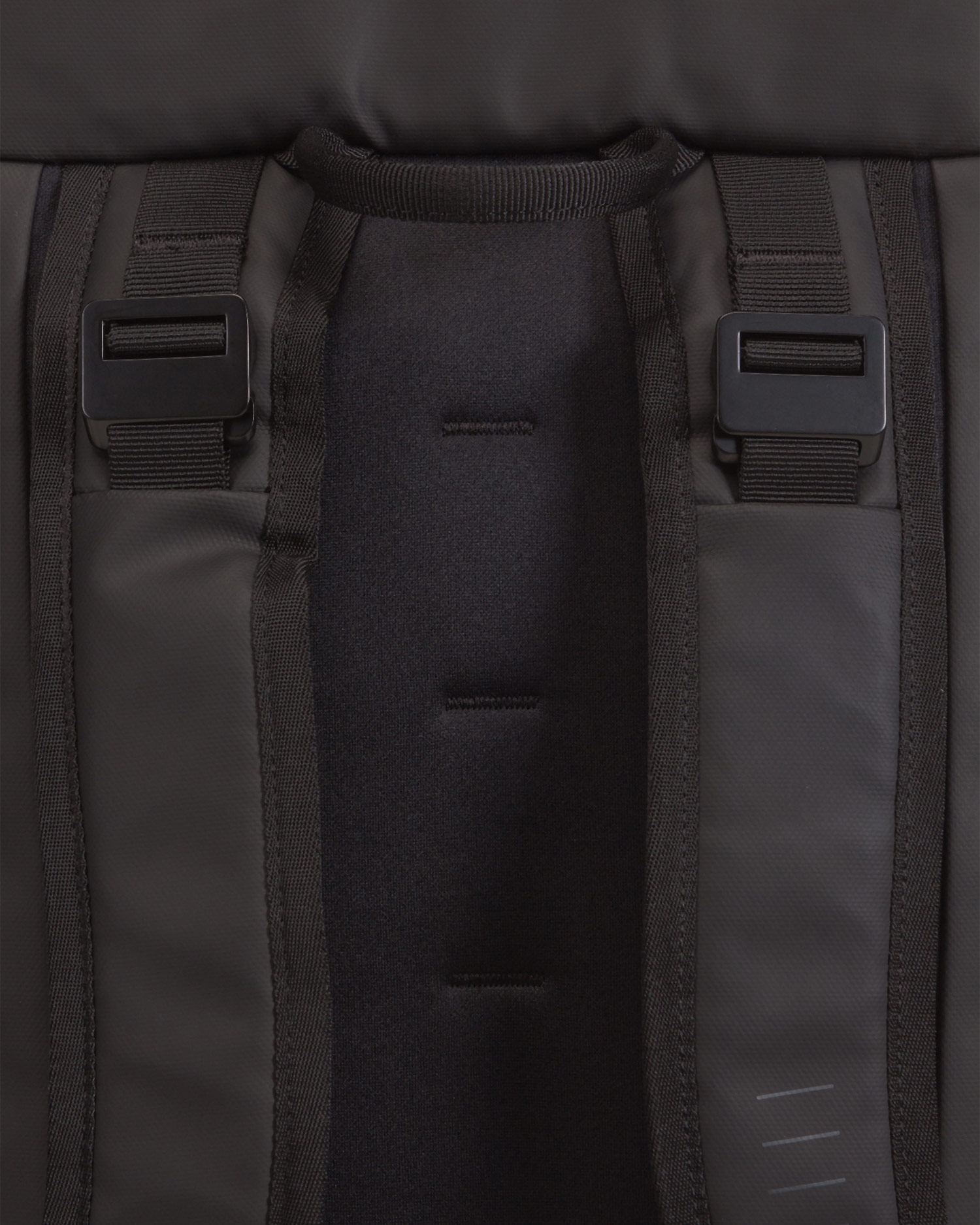 Čierny batoh Db Hugger Backpack 30L