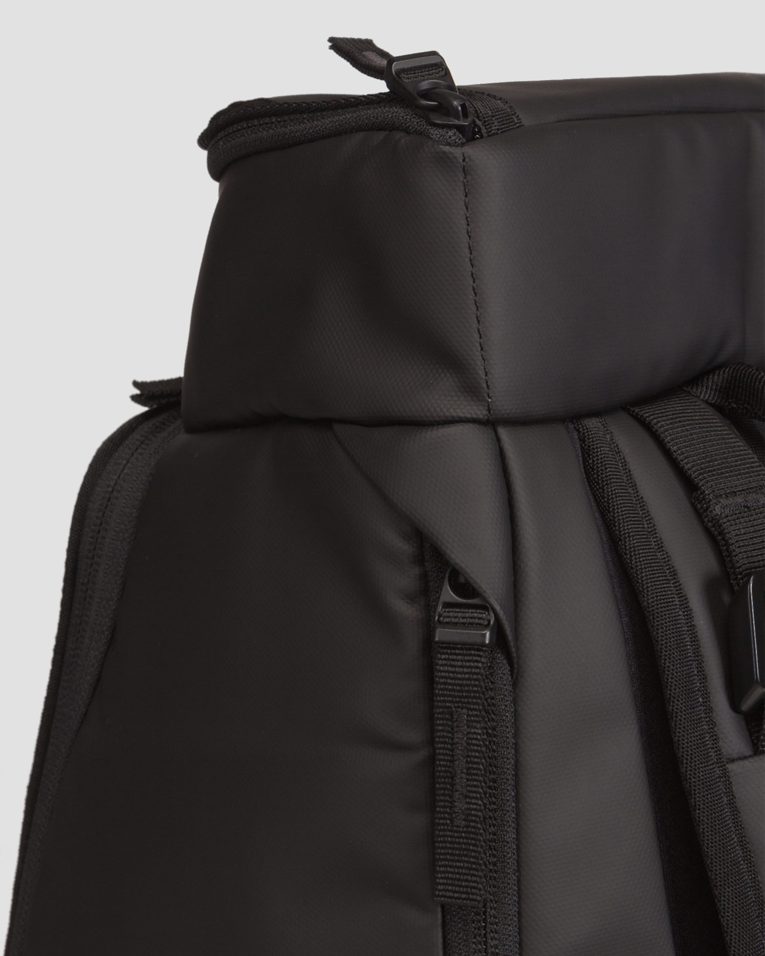 Čierny batoh Db Hugger Backpack 30L