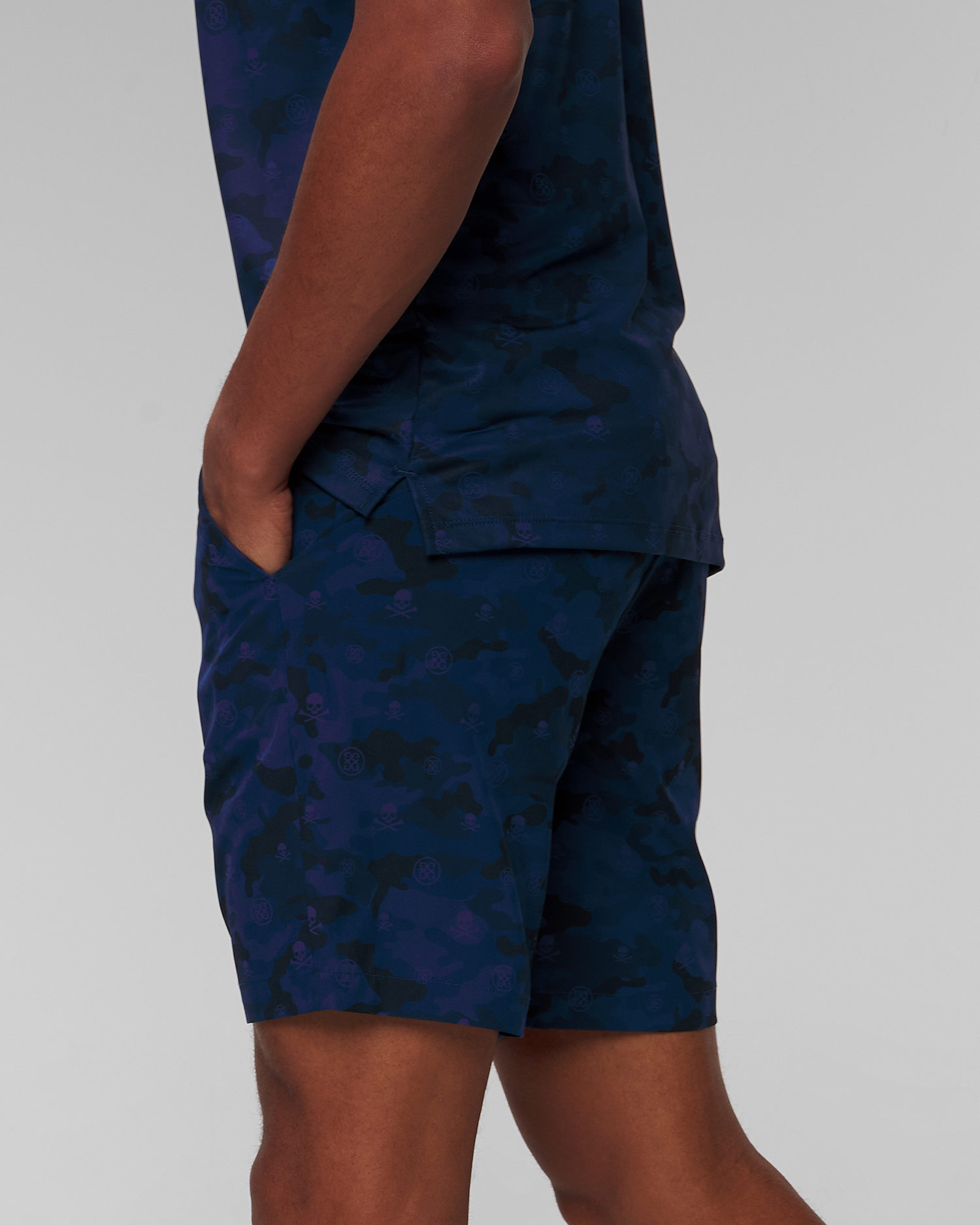G/Fore Maverick Hybrid Herrenshorts mit Tarnmuster in Marineblau