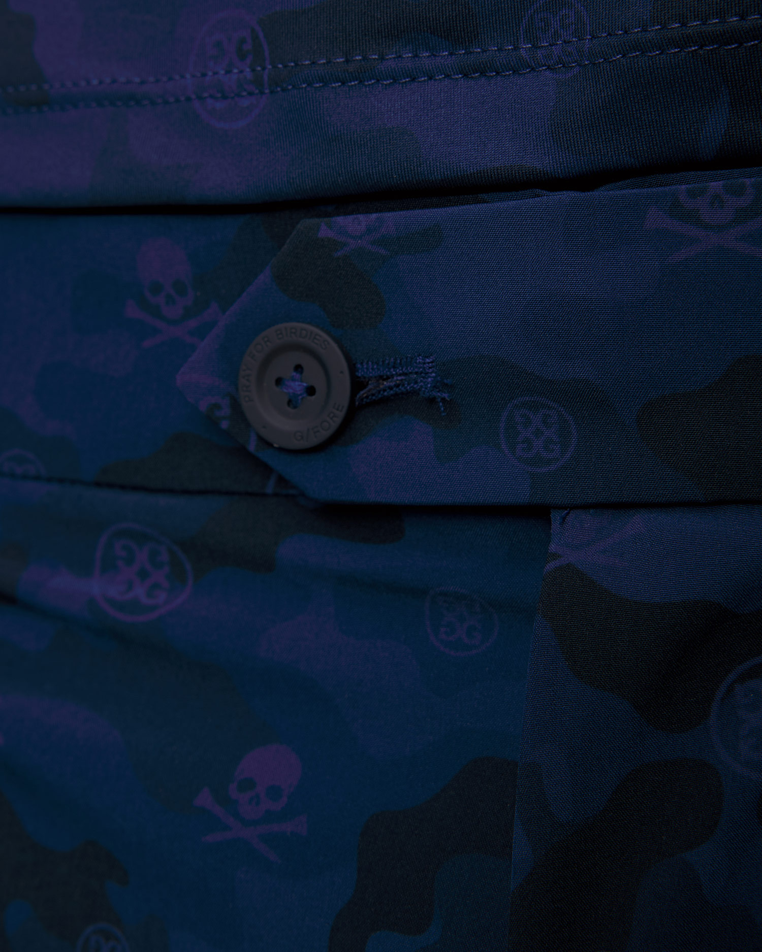 G/Fore Maverick Hybrid Herrenshorts mit Tarnmuster in Marineblau