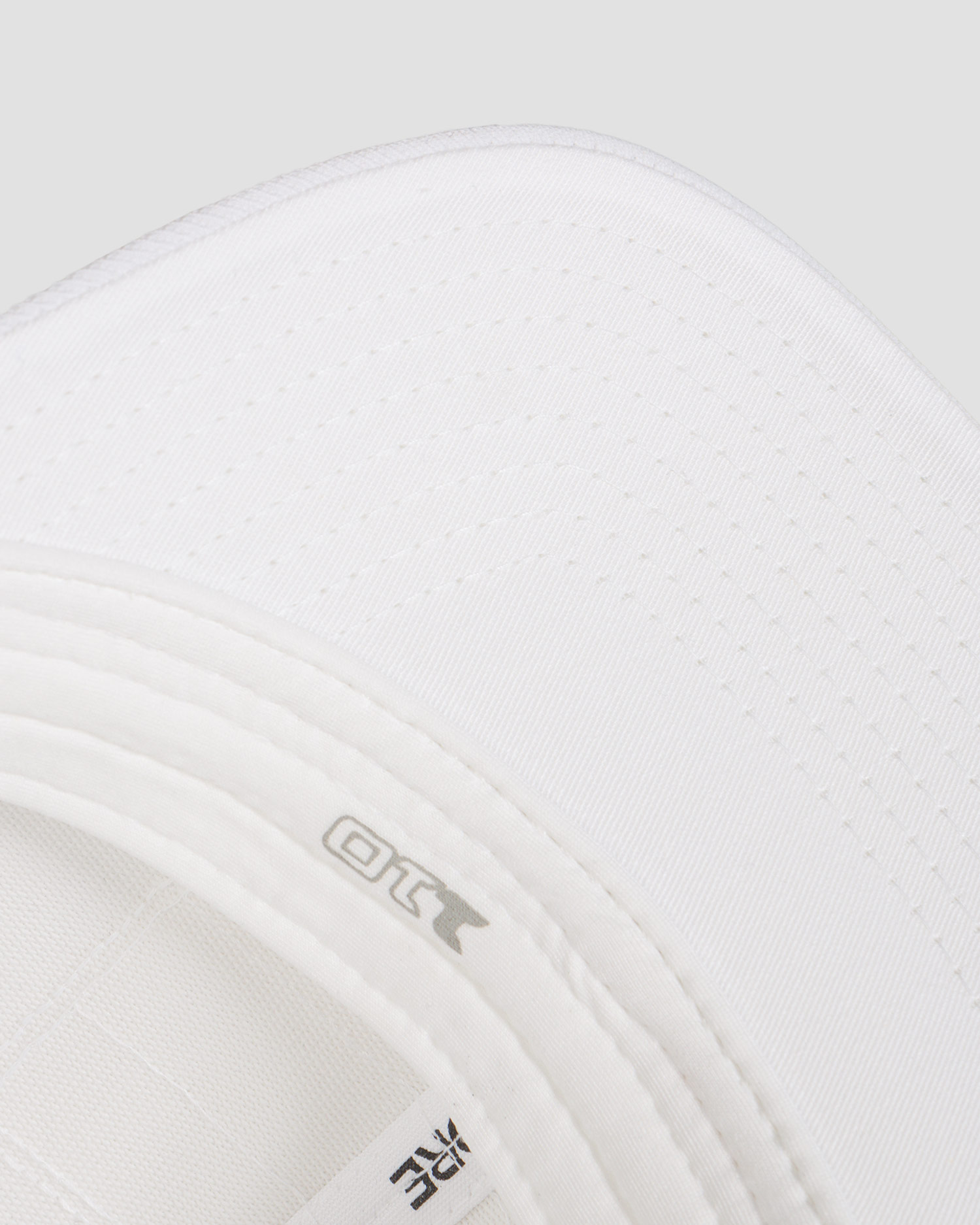 Biała czapka z daszkiem G/Fore Monochrome Pray for Birdies Stretch Twill Snapback