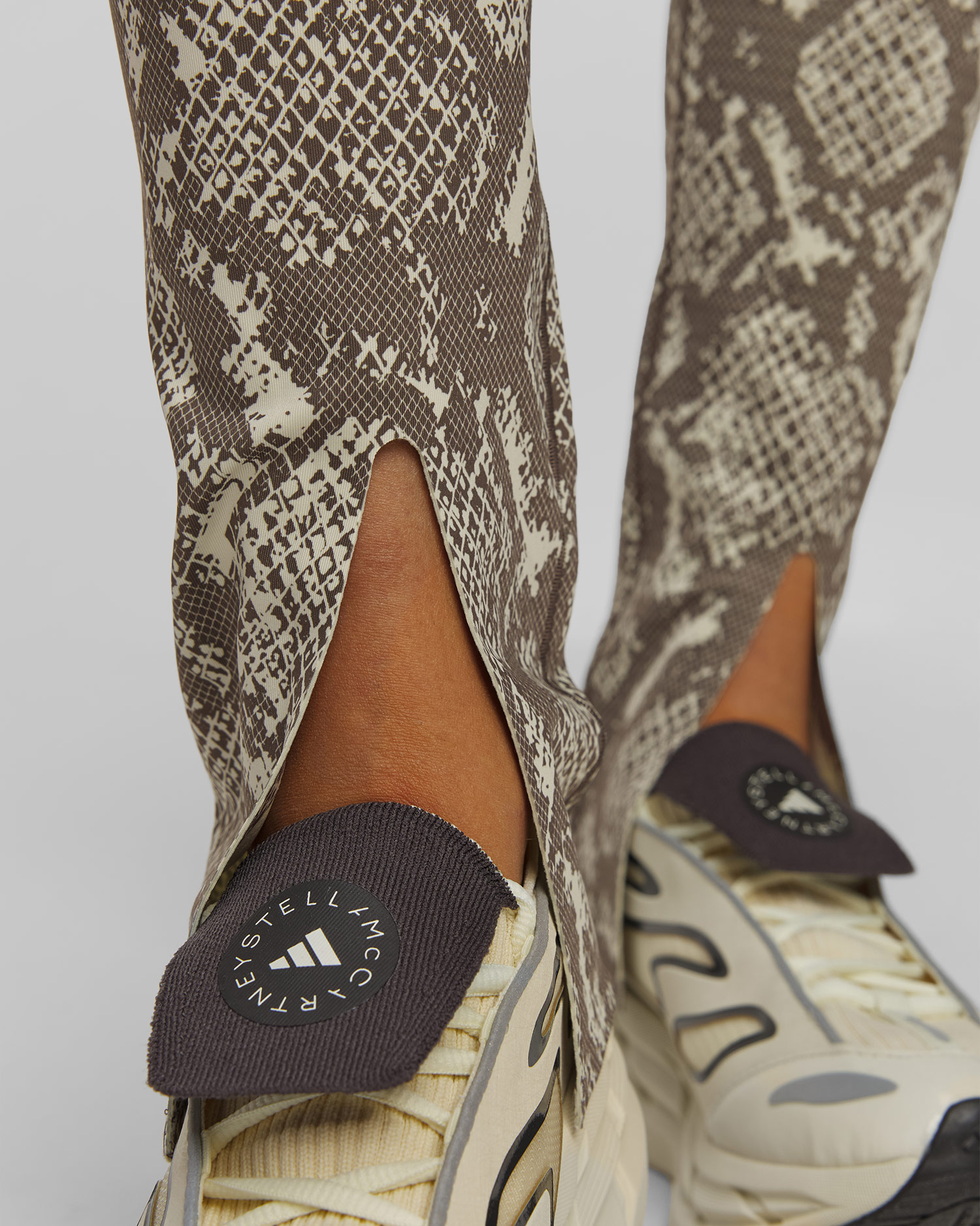 Dámské legíny s potiskem Adidas by Stella McCartney