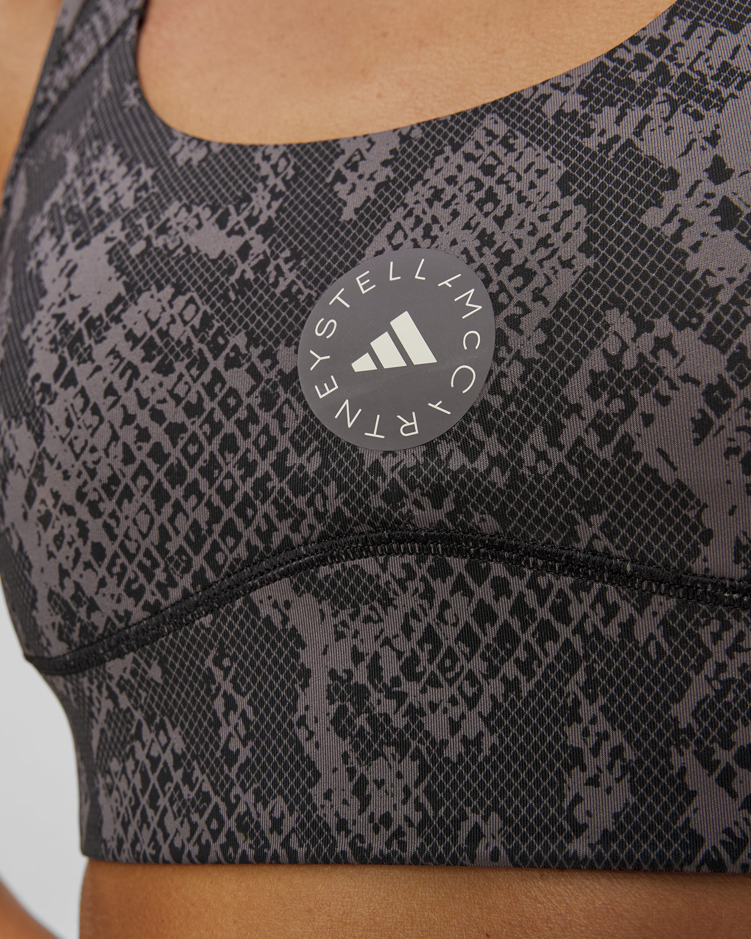 Sportovní podprsenka Adidas by Stella McCartney Power Impact se Zvířecím Vzorem