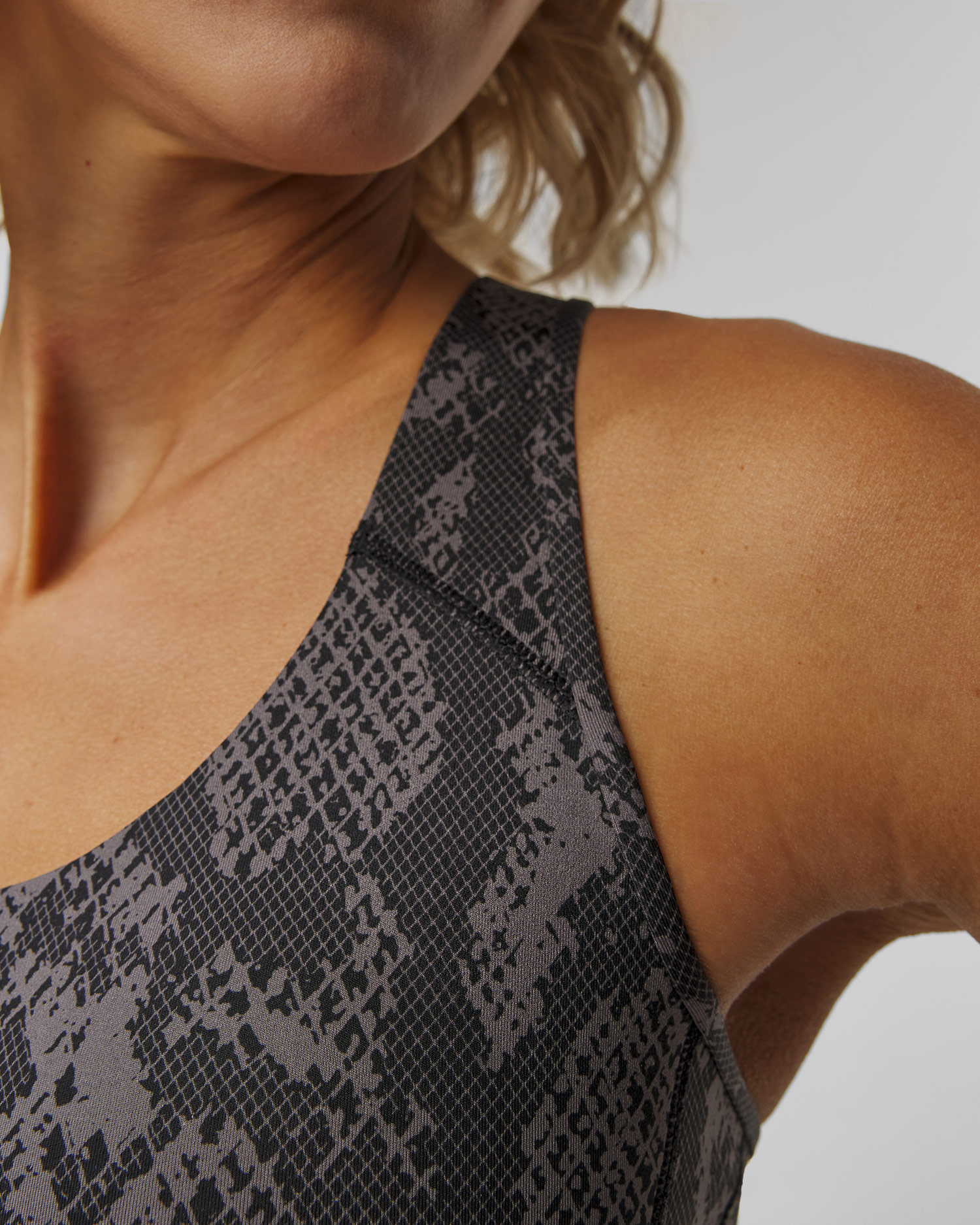 Sportovní podprsenka Adidas by Stella McCartney Power Impact se Zvířecím Vzorem