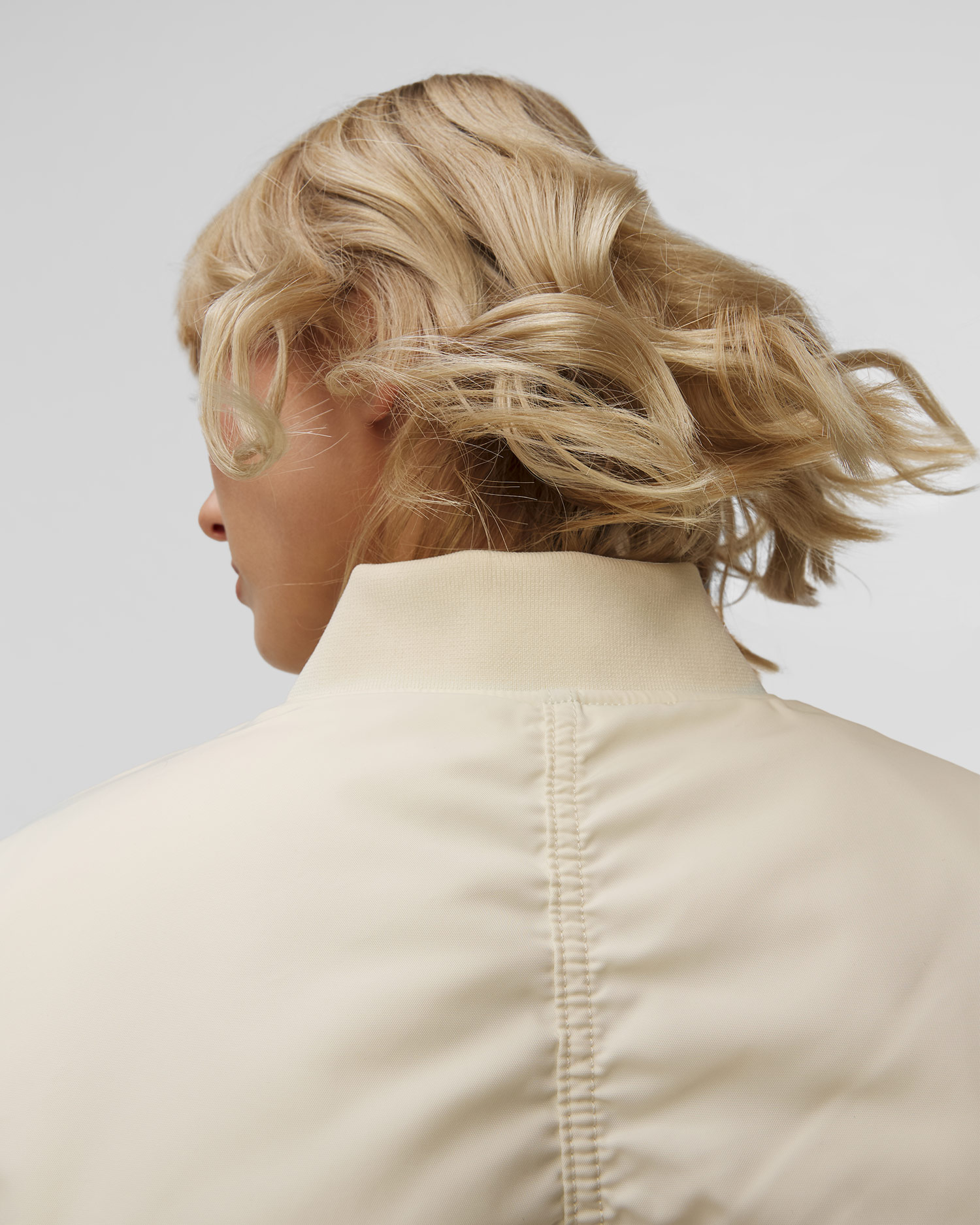 Kremowa kurtka bomberka damska Adidas by Stella McCartney