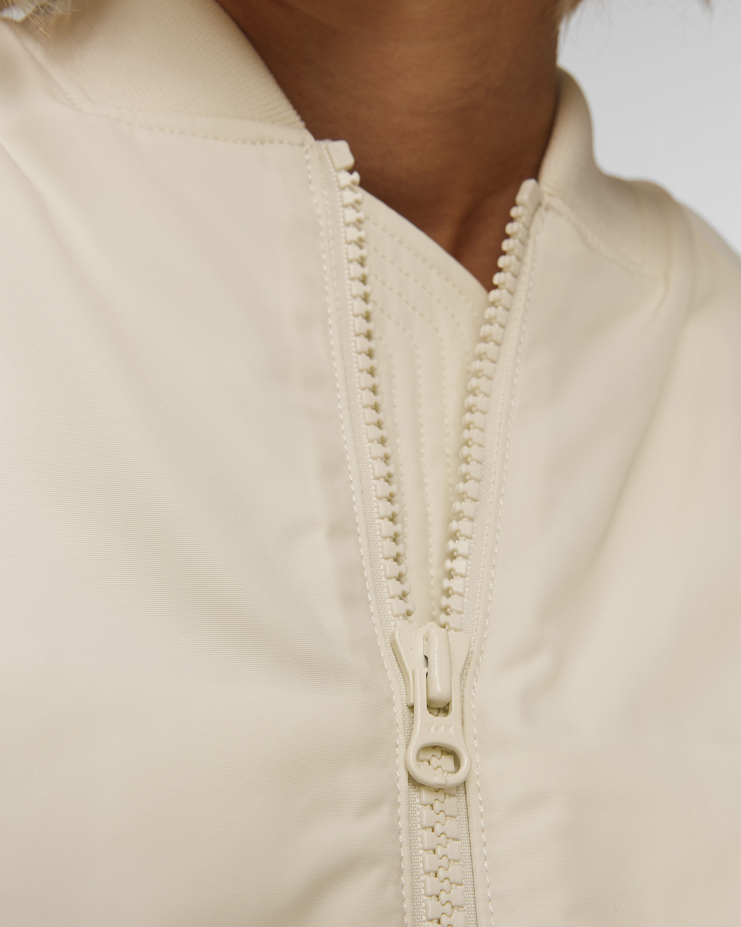 Kremowa kurtka bomberka damska Adidas by Stella McCartney