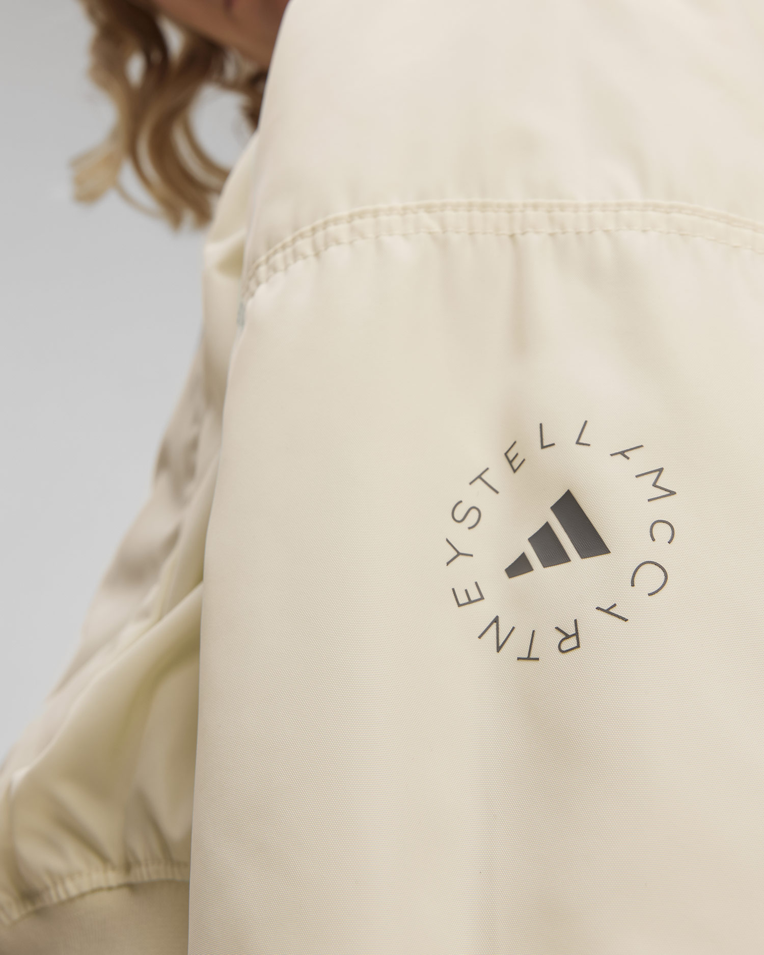 Kremowa kurtka bomberka damska Adidas by Stella McCartney
