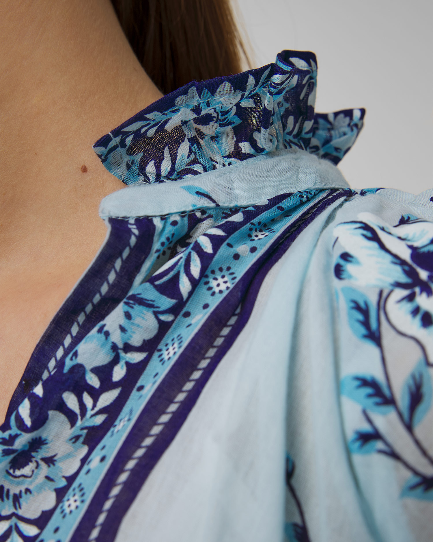 Robe pour femmes Juliet Dunn Cherry Blossom Blouson Dress in China Blue