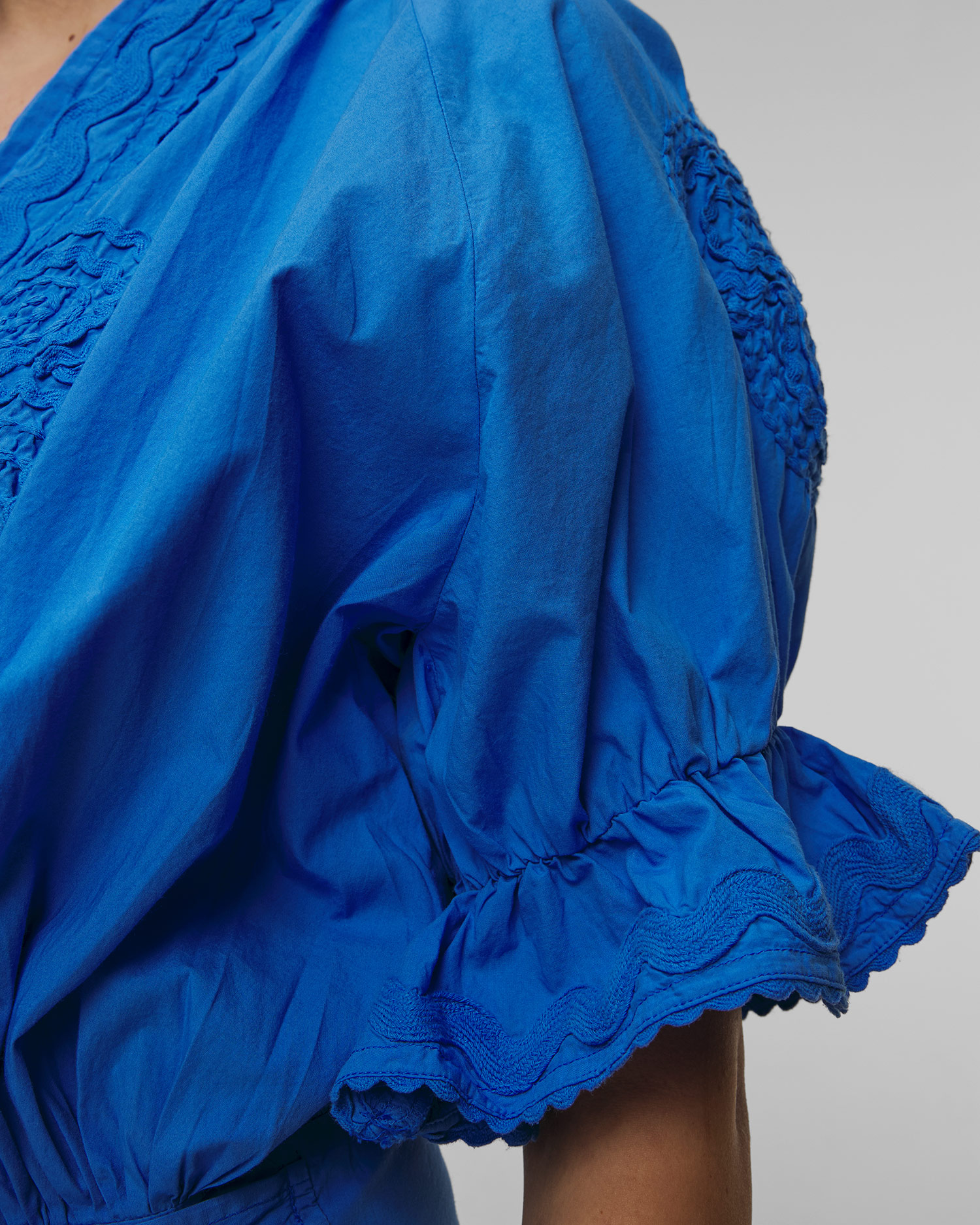 Robe d'été avec broderie pour femmes Juliet Dunn Poplin Blouson in Fuchsia with Ric Rac Embroidery