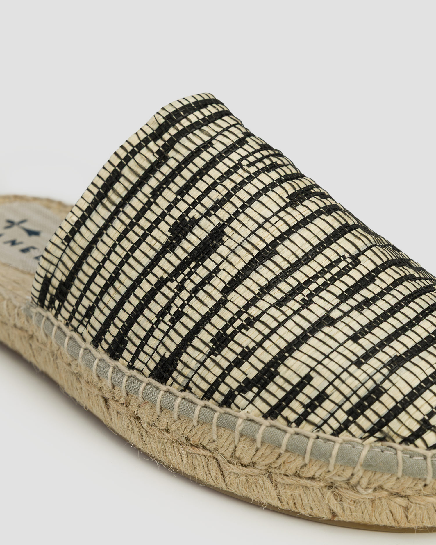 Dámske šľapky Manebi Raffia Zebra Chunky Mules