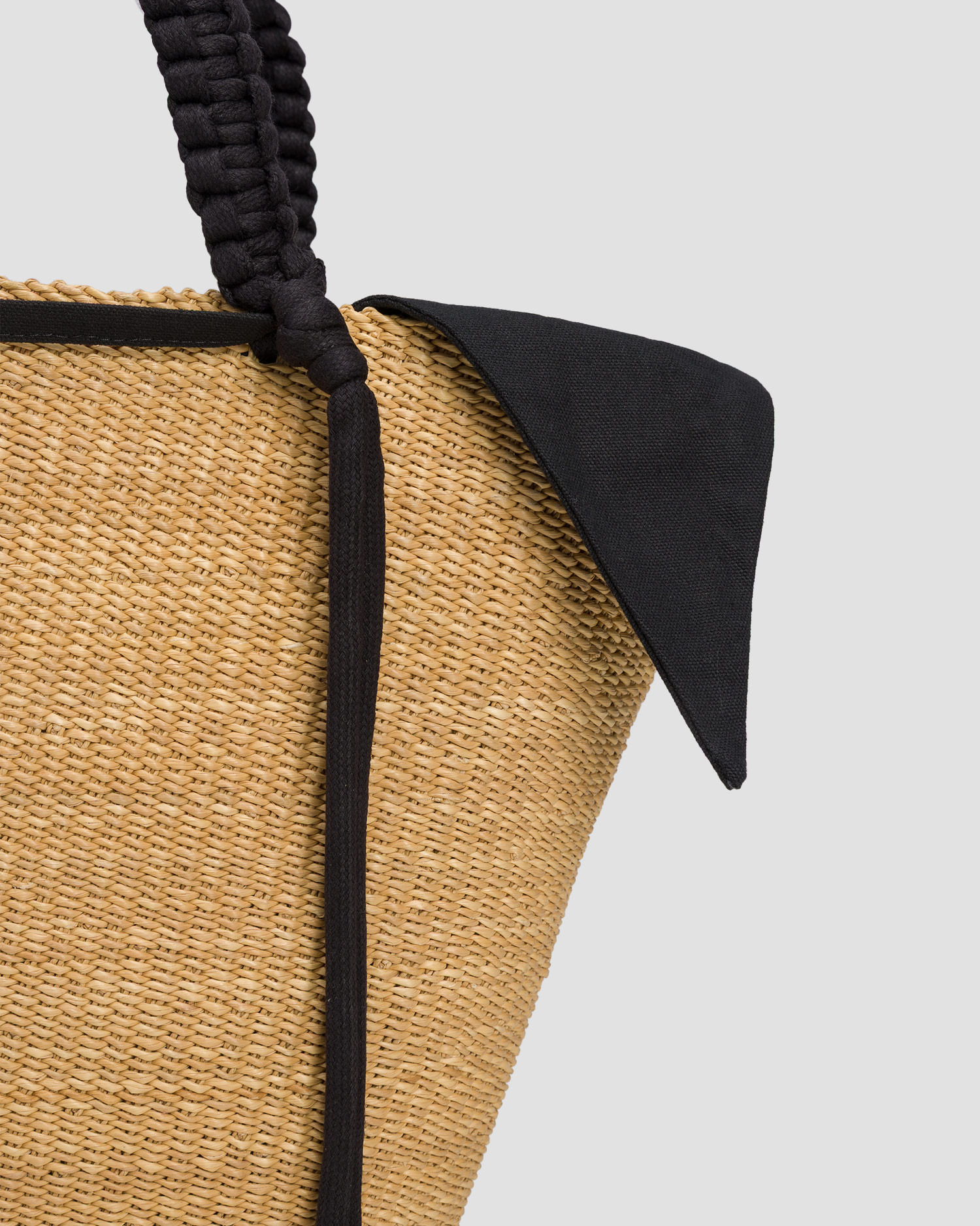 Women's hand-woven basket Muun Elisabeth