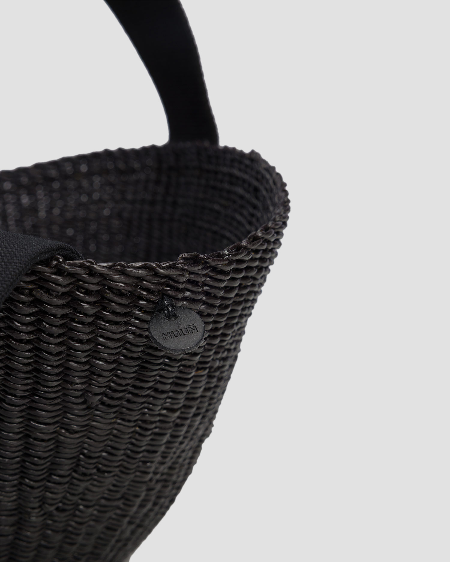 Panier tressé à la main noir Muun Nona
