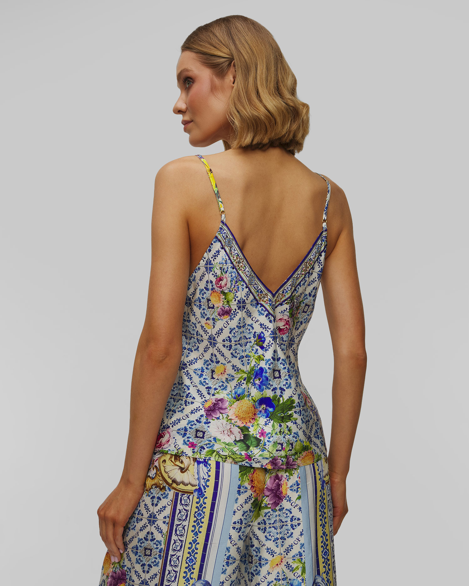 Top en soie pour femmes Camilla V Neck Cami Wall to Wall Wonders