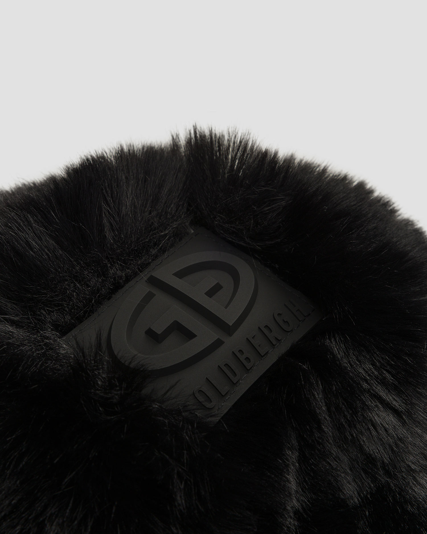 Goldbergh Cher Damenmütze mit Ohrenklappen in Schwarz