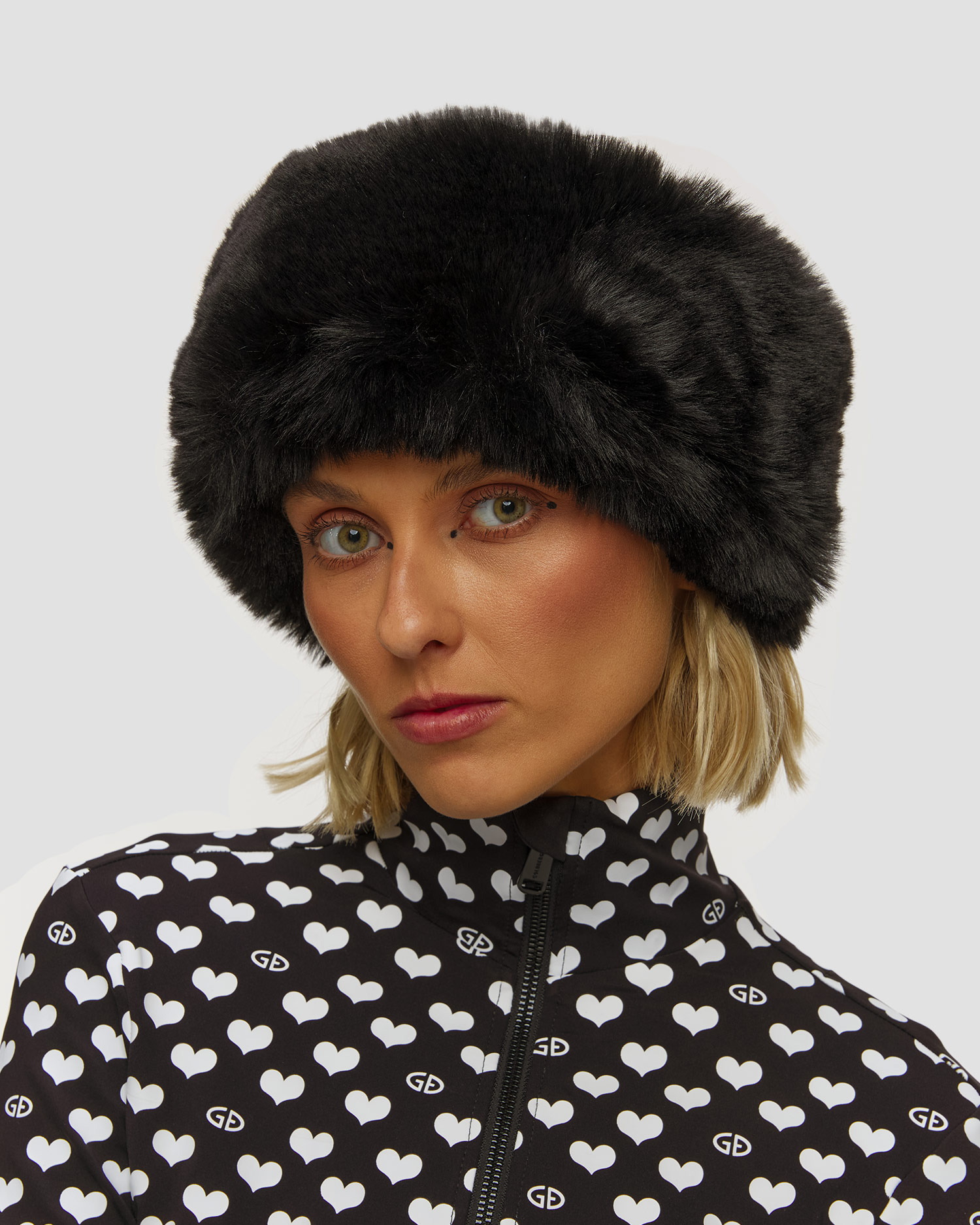 Goldbergh Cher Damenmütze mit Ohrenklappen in Schwarz