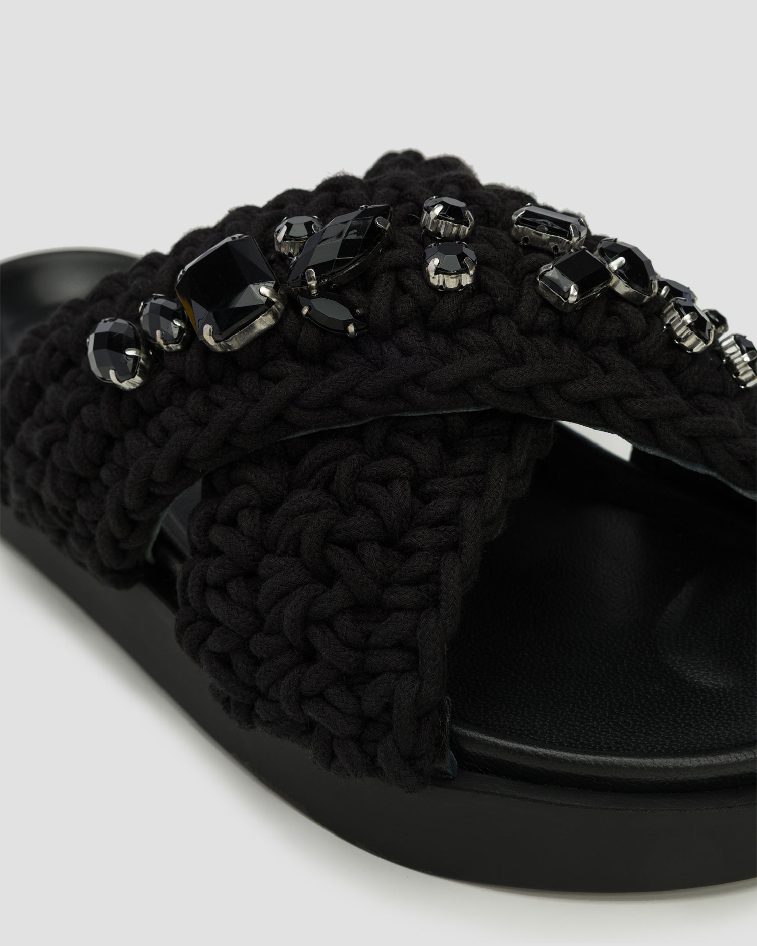 Tongs Inuikii Woven Stones