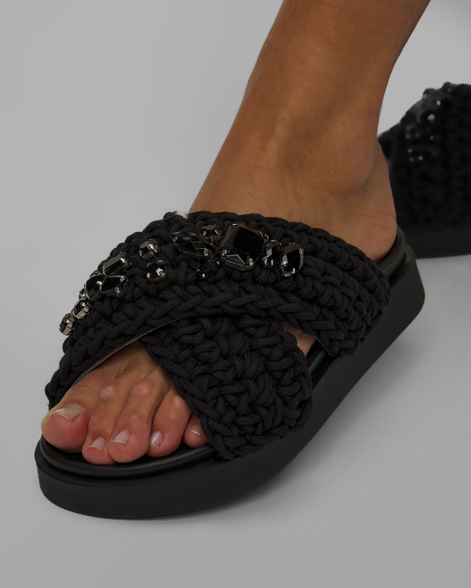 Tongs Inuikii Woven Stones