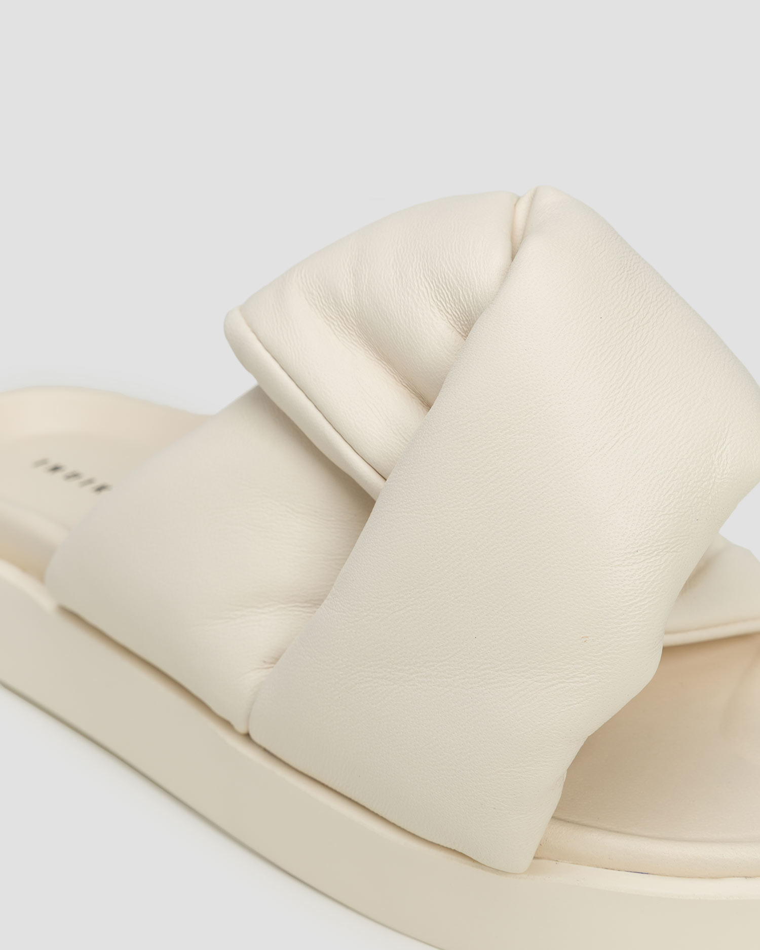 Ciabatte bianche da donna Inuikii Soft Crossed