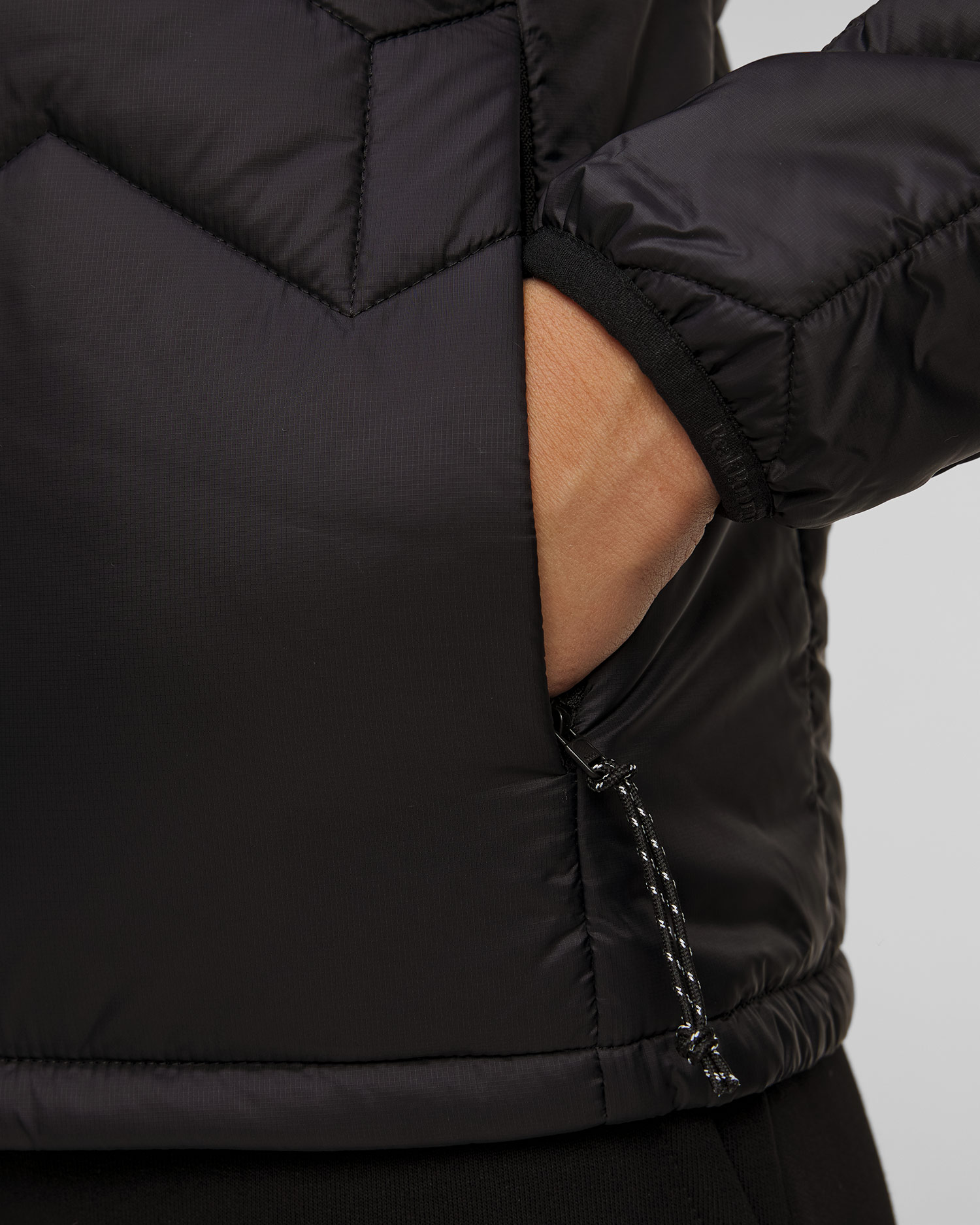 Geacă izolată pentru femei Peak Performance Elevate Hood