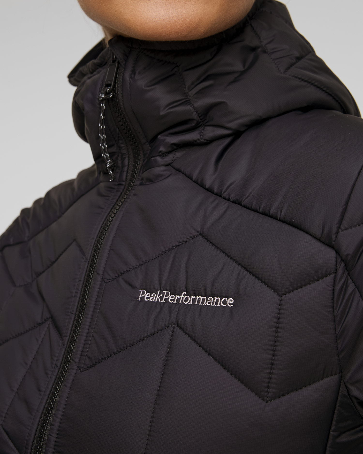 Geacă izolată pentru femei Peak Performance Elevate Hood
