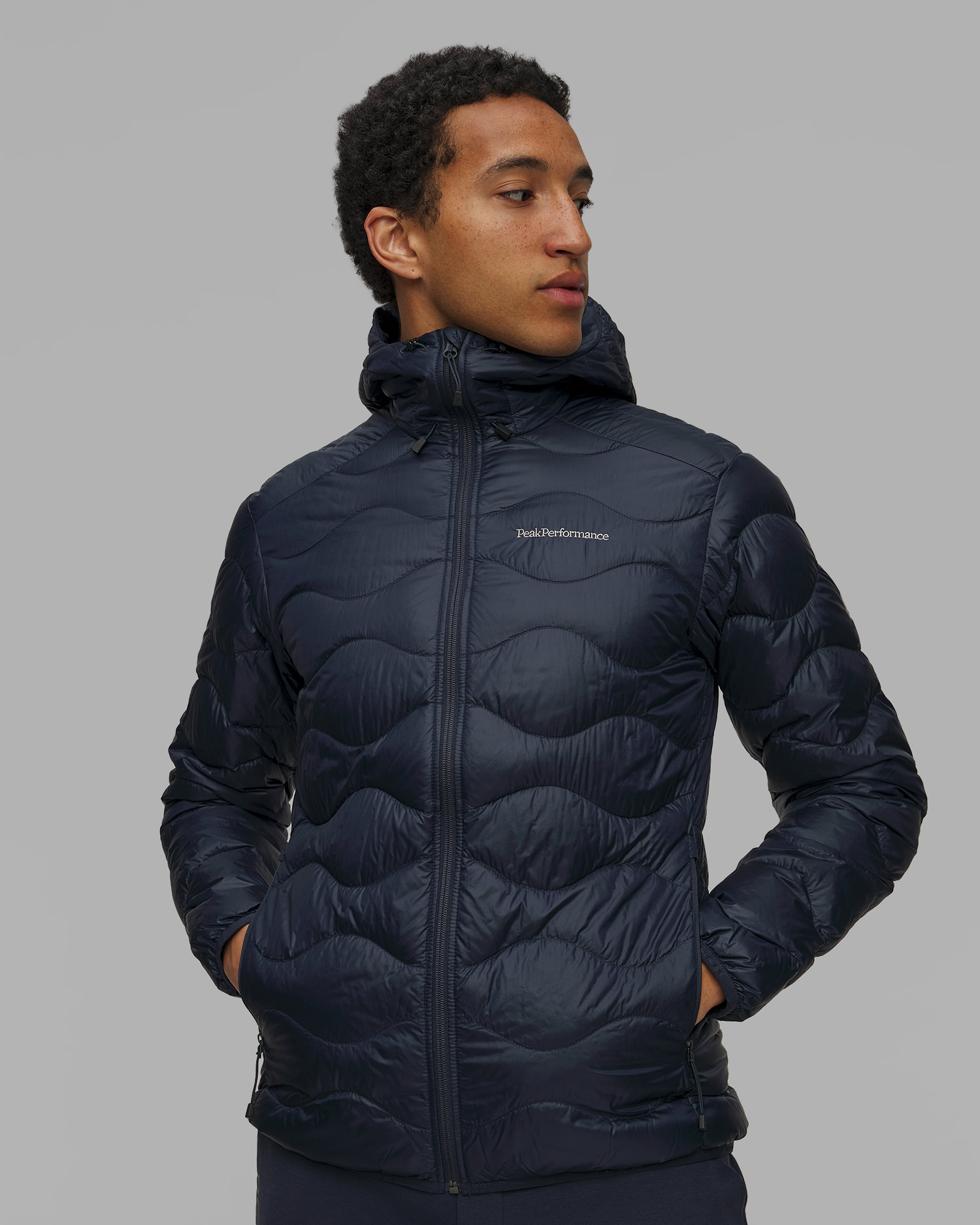 Tmavě modrá prošívaná pánská bunda Peak Performance Helium Down Hood Jacket