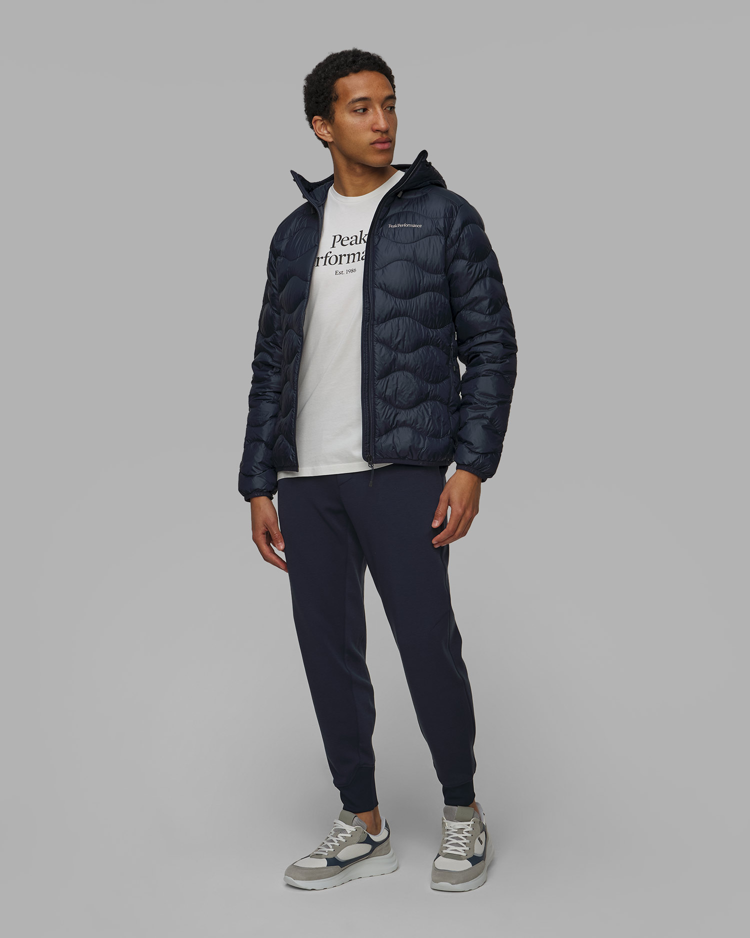 Tmavě modrá prošívaná pánská bunda Peak Performance Helium Down Hood Jacket